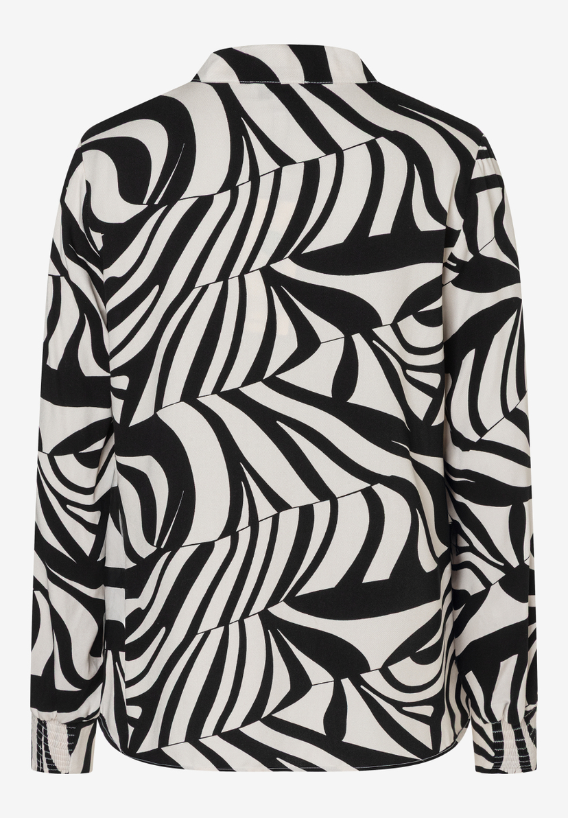 Eine MORE & MORE Bluse mit schwarzem, abstraktem Muster auf hellem Crêpe-Stoff. Lange Ärmel und ein angenehmer Tragekomfort sind gegeben. Eine MORE & MORE Bluse mit schwarzem, abstraktem Muster auf hellem Crêpe-Stoff. Lange Ärmel und ein angenehmer Tragekomfort sind gegeben.