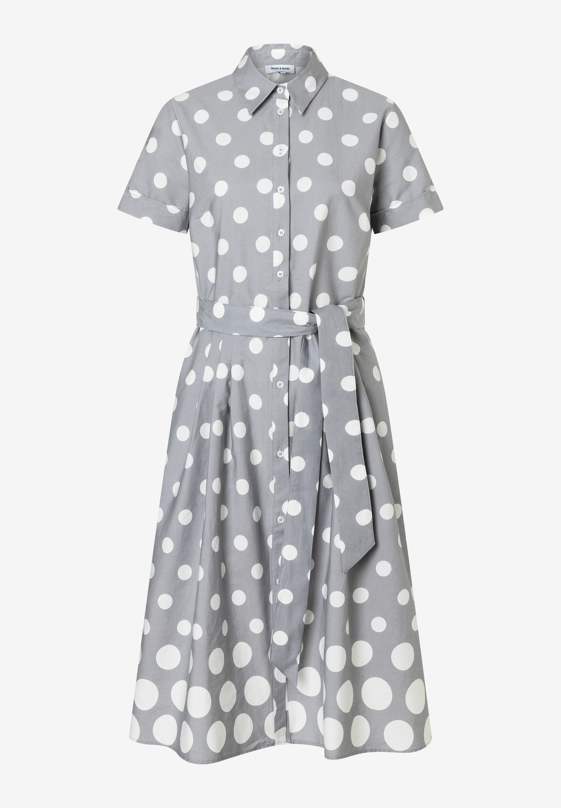 Ein graues MORE & MORE Hemdblusenkleid mit großen weißen Punkten und einem Bindegürtel.
