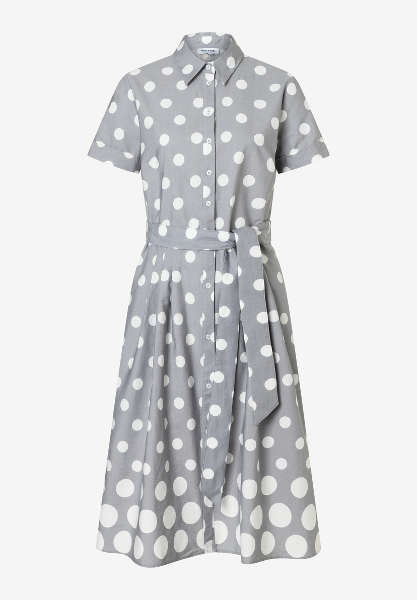 Ein graues MORE & MORE Hemdblusenkleid mit großen weißen Punkten und einem Bindegürtel.
