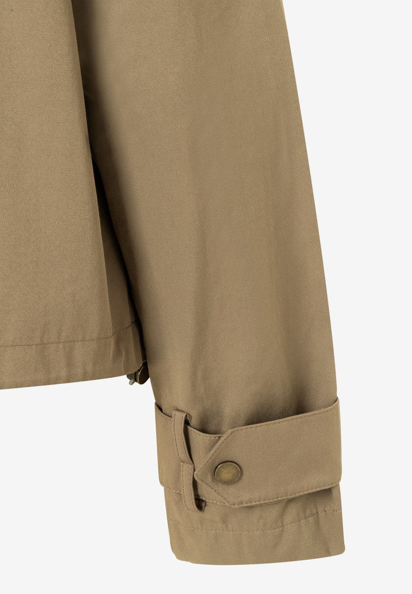 Detailaufnahme des Ärmels einer MORE & MORE Jacke mit angenehmem Tragekomfort aus Baumwollmischung. Detailaufnahme des Ärmels einer MORE & MORE Jacke mit angenehmem Tragekomfort aus Baumwollmischung.