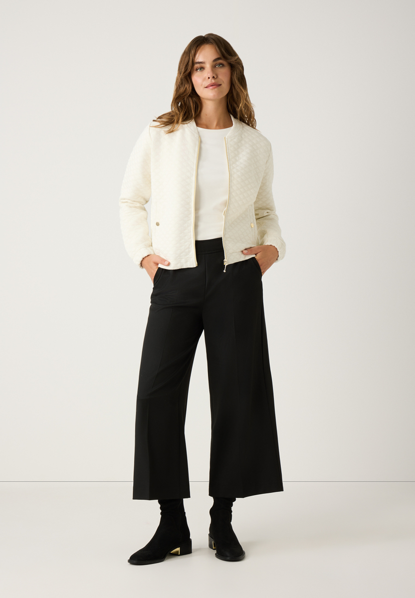 Eine Frau mit MORE & MORE Oberteilen, Jersey-Material, angenehmem Tragekomfort und elastischer Materialkonstruktion. Eine Frau mit MORE & MORE Oberteilen, Jersey-Material, angenehmem Tragekomfort und elastischer Materialkonstruktion.