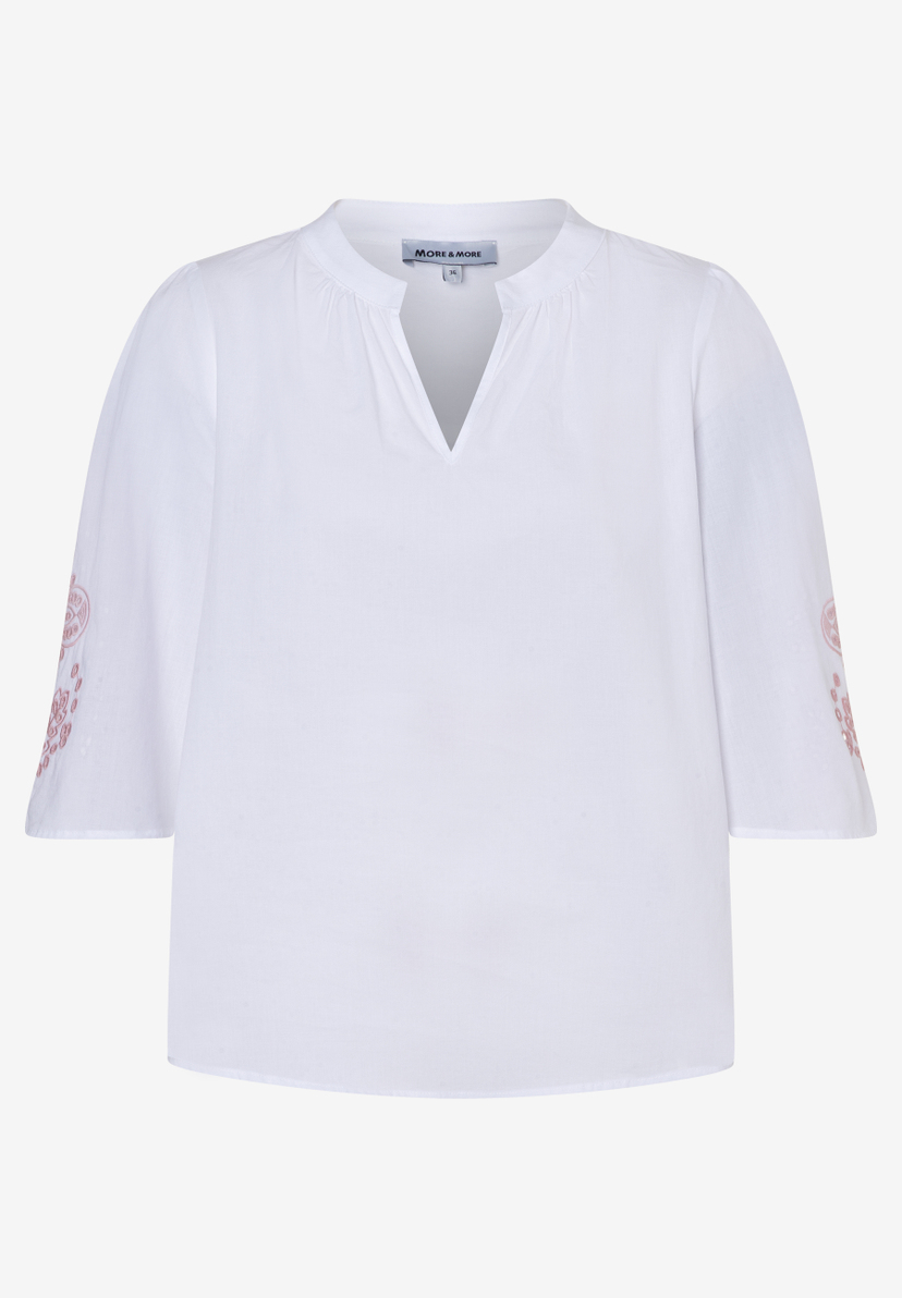 Weiße Bluse von MORE & MORE mit V-Ausschnitt und roten Stickereien an den Ärmeln. Weiße Bluse von MORE & MORE mit V-Ausschnitt und roten Stickereien an den Ärmeln.