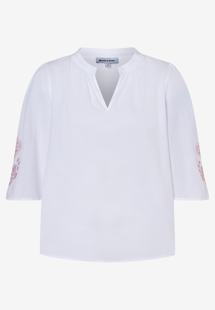 Weiße Bluse von MORE & MORE mit V-Ausschnitt und roten Stickereien an den Ärmeln. Weiße Bluse von MORE & MORE mit V-Ausschnitt und roten Stickereien an den Ärmeln.