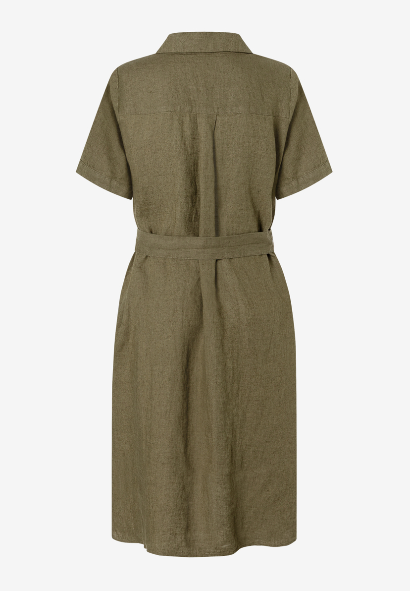 Ein olivgrünes Leinenkleid von MORE & MORE mit kurzem Arm und Gürtel. Ein olivgrünes Leinenkleid von MORE & MORE mit kurzem Arm und Gürtel.