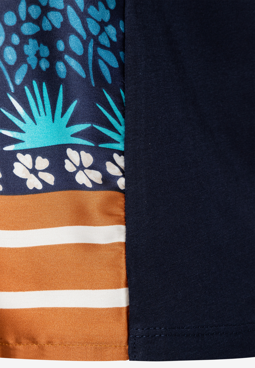 Detailansicht eines MORE & MORE Oberteils: Materialmix aus Jersey, Satin mit floralem Muster und Streifen. Detailansicht eines MORE & MORE Oberteils: Materialmix aus Jersey, Satin mit floralem Muster und Streifen.