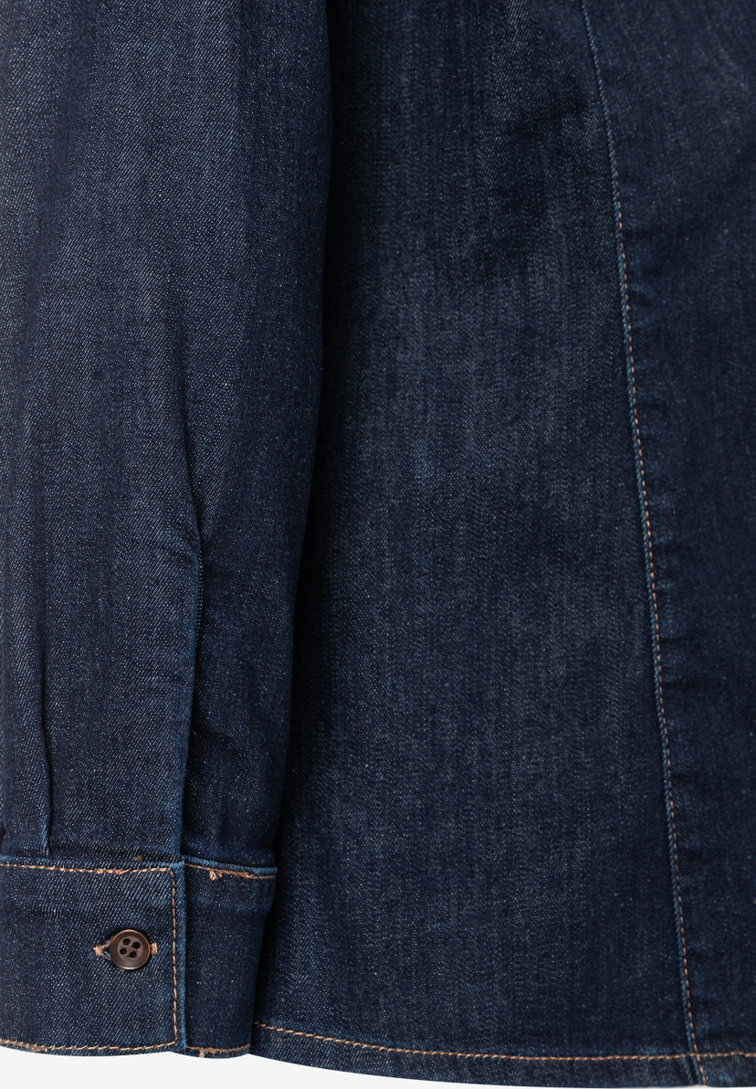 Nahaufnahme einer dunkelblauen MORE & MORE Bluse mit Knopf am Ärmel und hellbraunen Ziernähten. Nahaufnahme einer dunkelblauen MORE & MORE Bluse mit Knopf am Ärmel und hellbraunen Ziernähten.