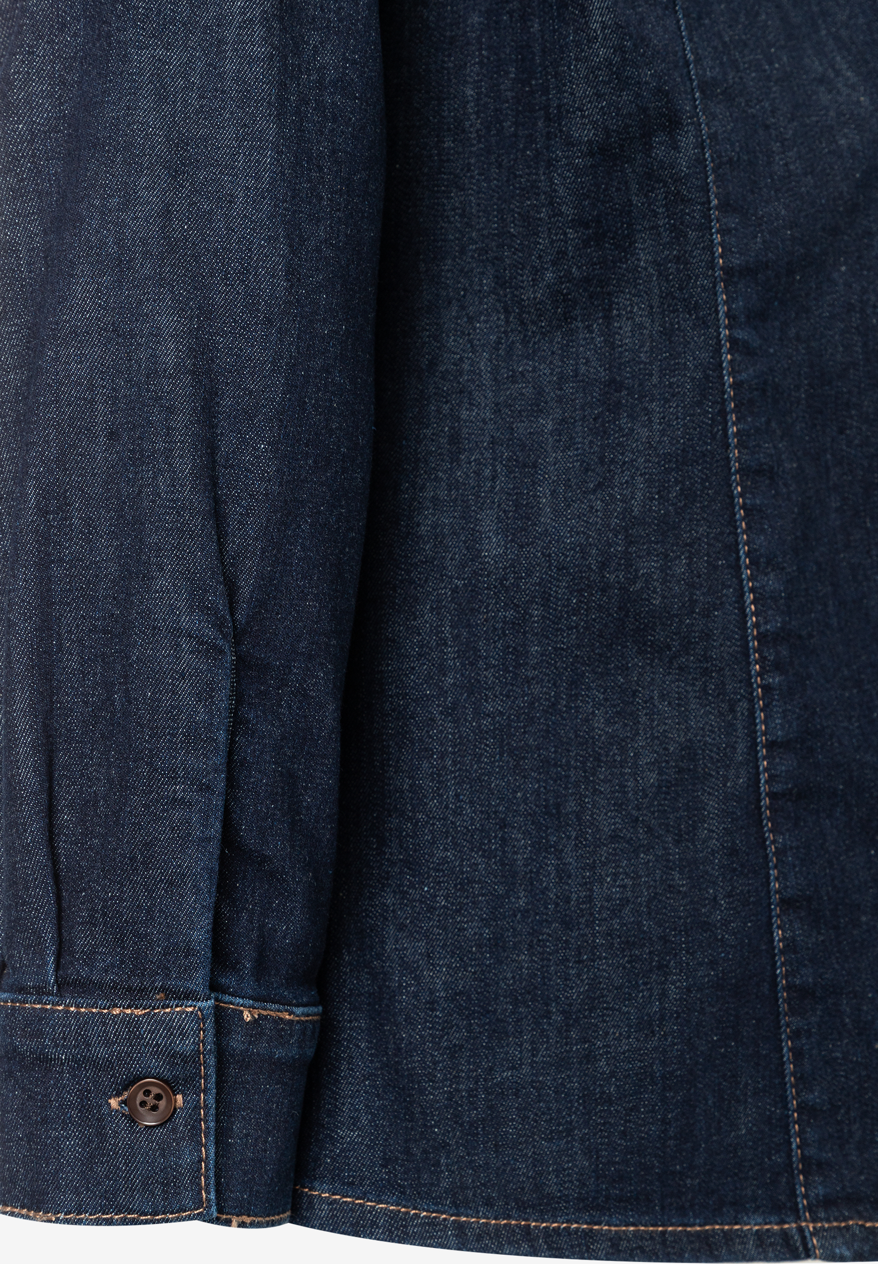 Nahaufnahme einer dunkelblauen MORE & MORE Bluse mit Knopf am Ärmel und hellbraunen Ziernähten. Nahaufnahme einer dunkelblauen MORE & MORE Bluse mit Knopf am Ärmel und hellbraunen Ziernähten.