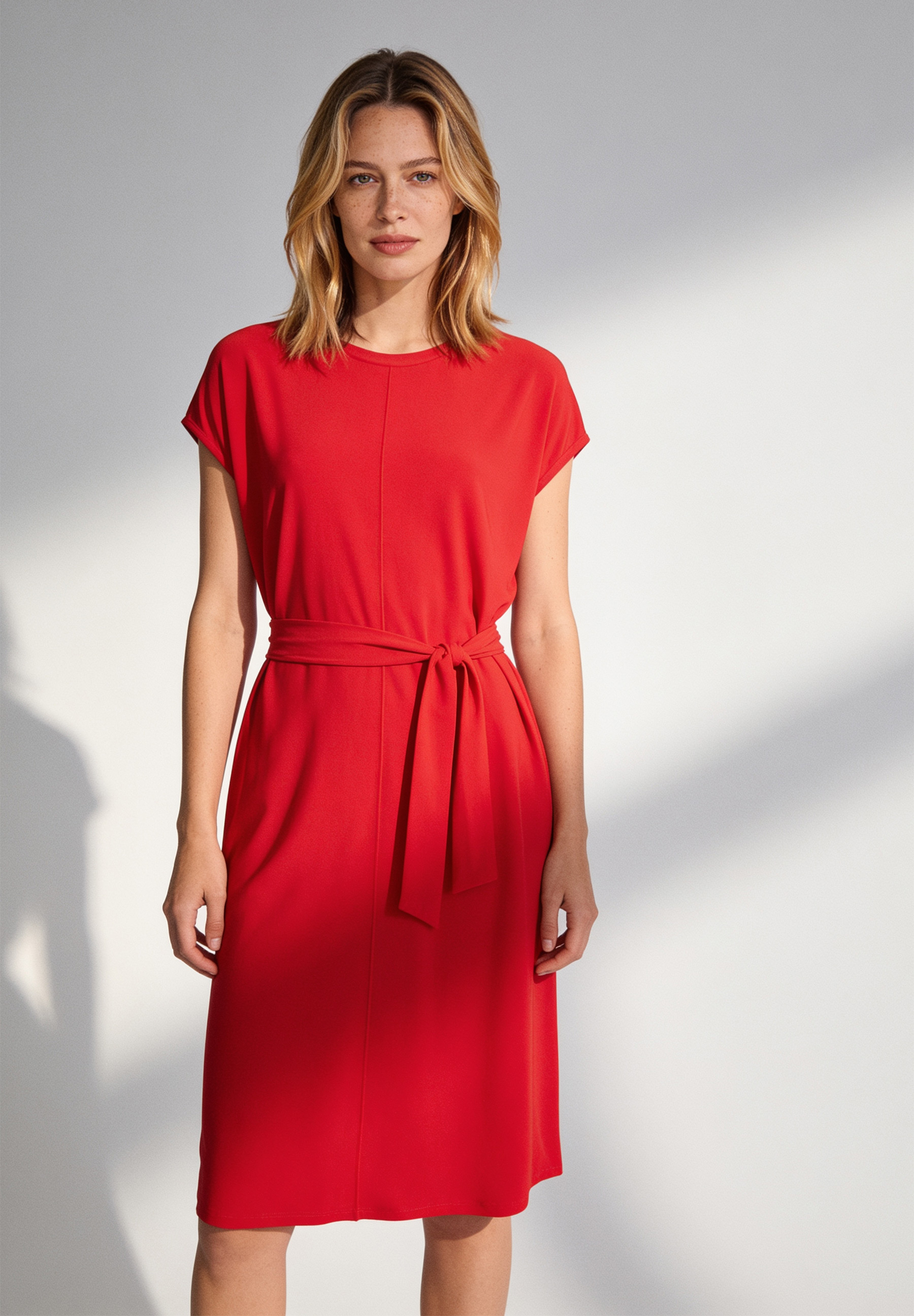 AI generated - MORE & MORE Jersey-Kleid in Rot mit Bindegürtel, kurzer Arm und Rundhalsausschnitt.