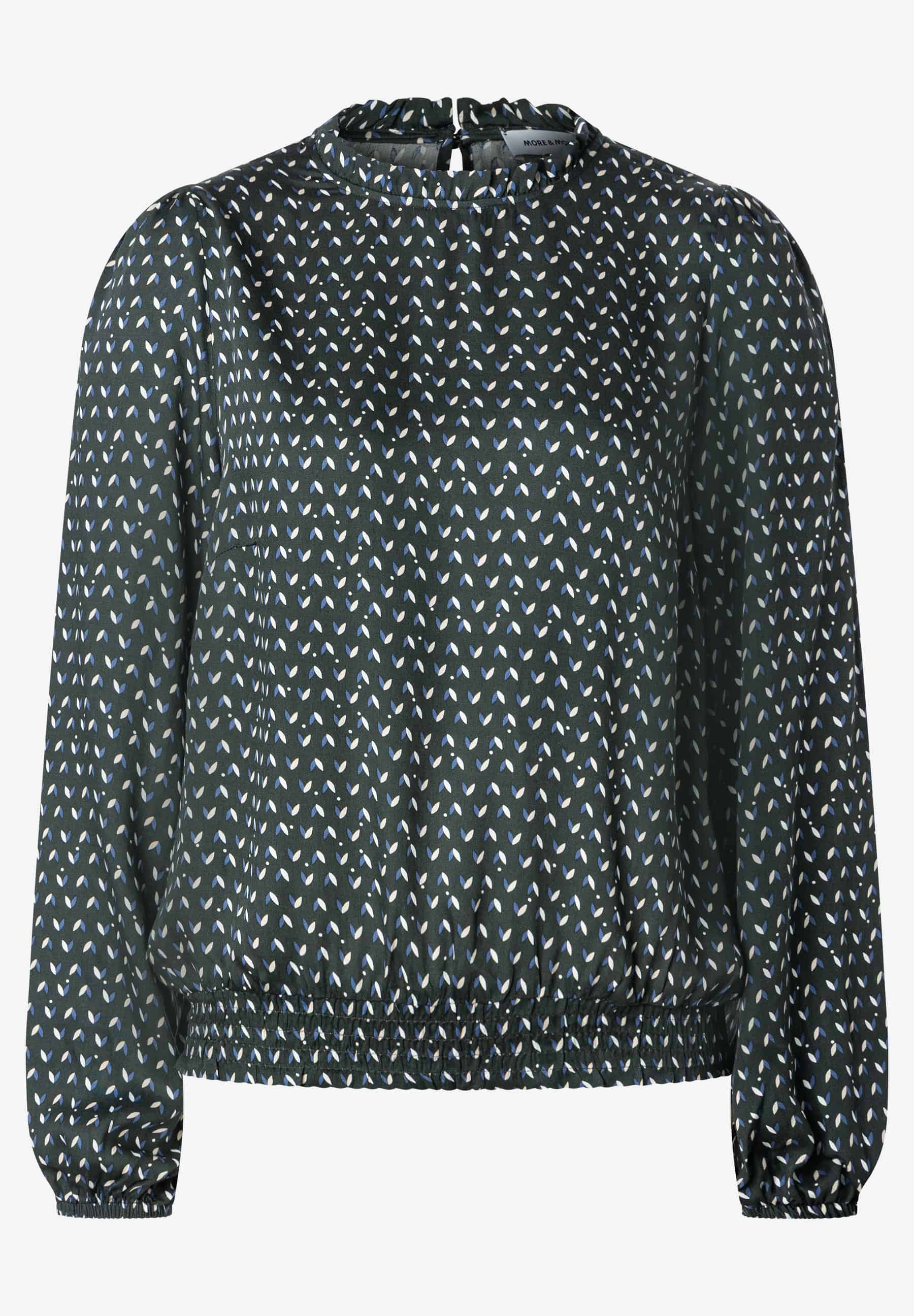 MORE & MORE Viskose-Bluse mit Blättermuster in Dunkelgrün, Weiß und Blau. Hoher, gekräuselter Kragen, elastischer Saum und Ärmelenden. MORE & MORE Viskose-Bluse mit Blättermuster in Dunkelgrün, Weiß und Blau. Hoher, gekräuselter Kragen, elastischer Saum und Ärmelenden.