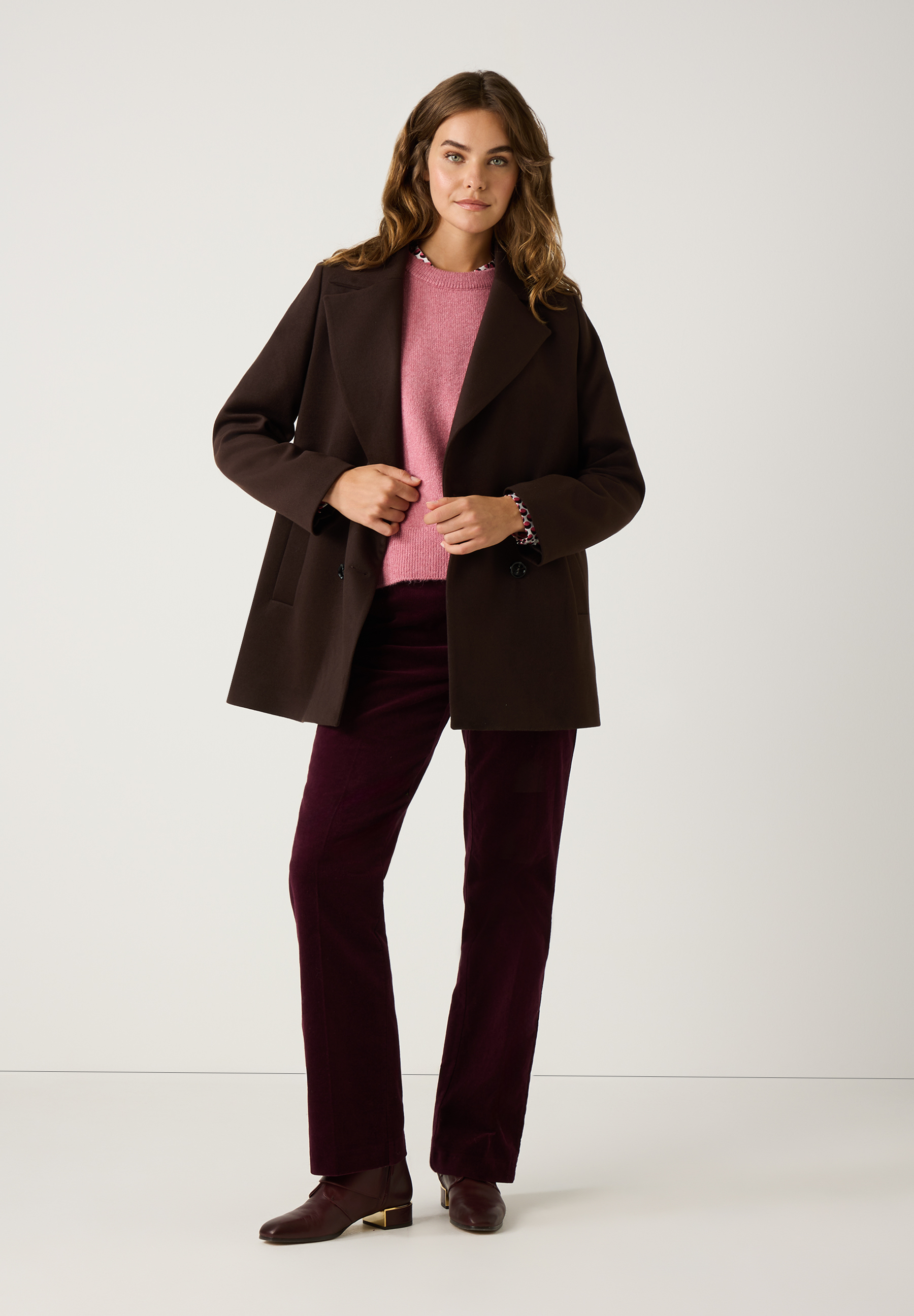 Eine Frau in einem MORE & MORE Oberteil mit angenehmem Tragekomfort posiert vor einem neutralen Hintergrund. Eine Frau in einem MORE & MORE Oberteil mit angenehmem Tragekomfort posiert vor einem neutralen Hintergrund.