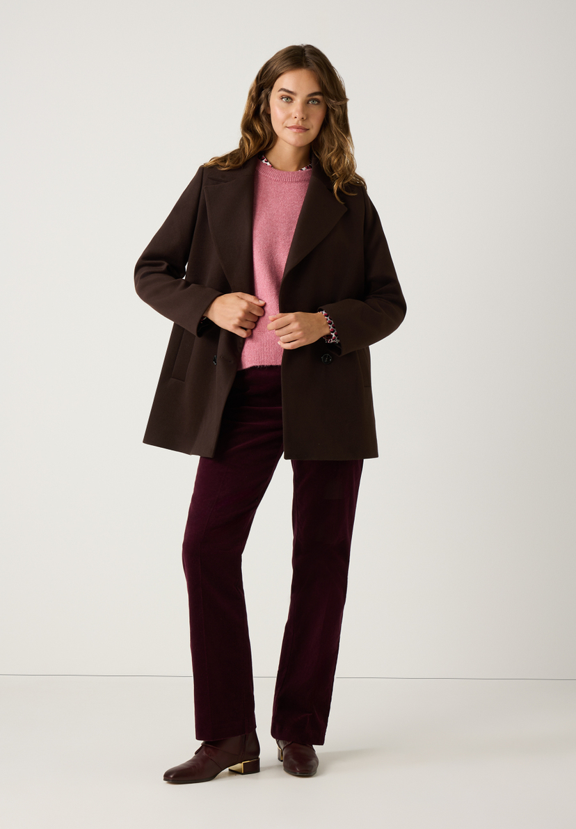 Eine Frau in einem MORE & MORE Oberteil mit angenehmem Tragekomfort posiert vor einem neutralen Hintergrund. Eine Frau in einem MORE & MORE Oberteil mit angenehmem Tragekomfort posiert vor einem neutralen Hintergrund.