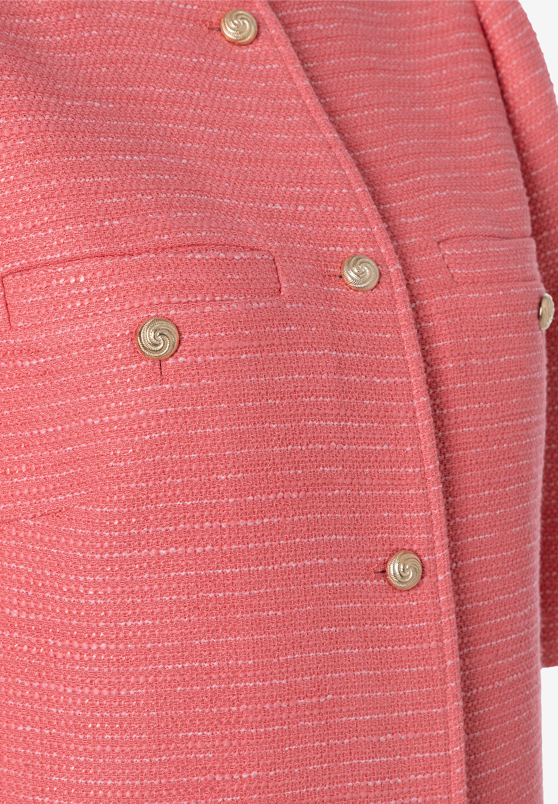 Nahaufnahme eines MORE & MORE Blazers aus Bouclé mit goldenen Knöpfen. Nahaufnahme eines MORE & MORE Blazers aus Bouclé mit goldenen Knöpfen.