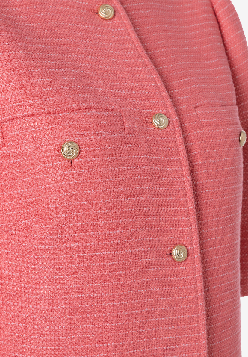 Nahaufnahme eines MORE & MORE Blazers aus Bouclé mit goldenen Knöpfen. Nahaufnahme eines MORE & MORE Blazers aus Bouclé mit goldenen Knöpfen.