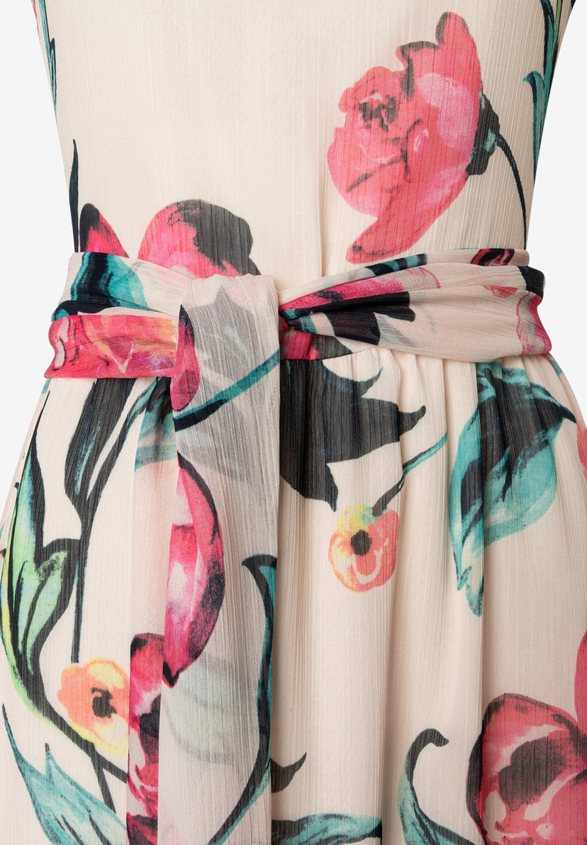 Detailansicht eines MORE & MORE Oberteils/Kleids mit Blumenmuster und Schleife. Detailansicht eines MORE & MORE Oberteils/Kleids mit Blumenmuster und Schleife.