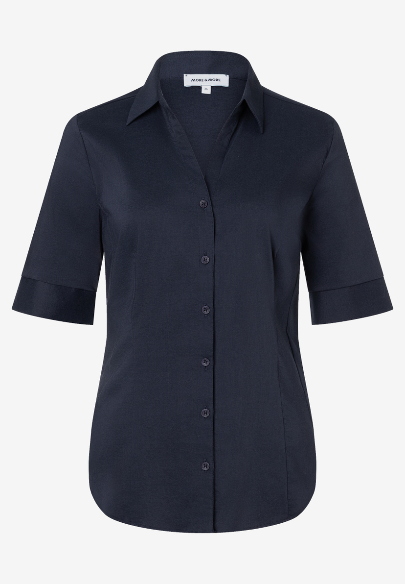 Eine dunkelblaue Bluse von MORE & MORE aus Popeline mit kurzen Ärmeln und durchgehender Knopfleiste. Eine dunkelblaue Bluse von MORE & MORE aus Popeline mit kurzen Ärmeln und durchgehender Knopfleiste.