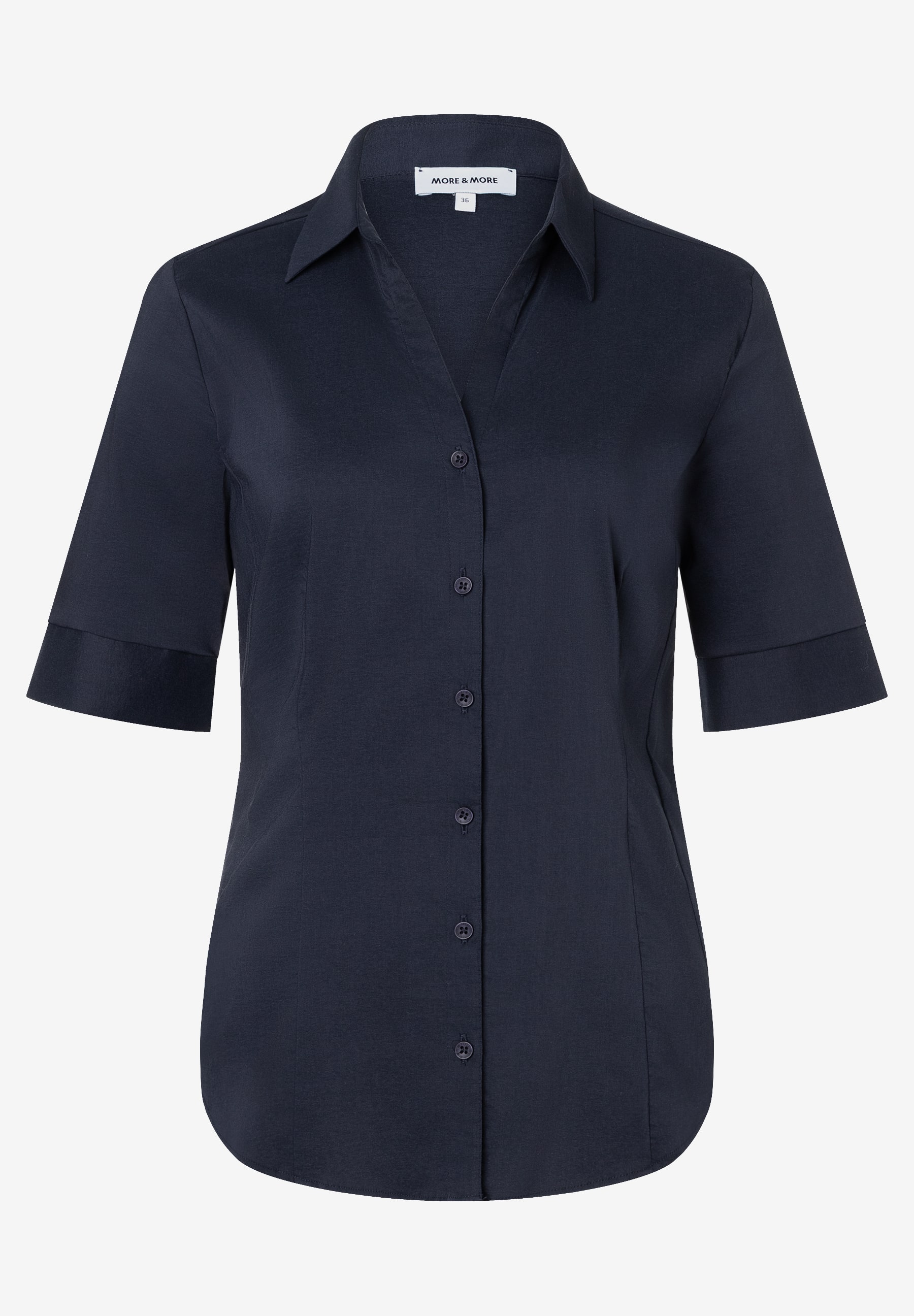 Eine dunkelblaue Bluse von MORE & MORE aus Popeline mit kurzen Ärmeln und durchgehender Knopfleiste. Eine dunkelblaue Bluse von MORE & MORE aus Popeline mit kurzen Ärmeln und durchgehender Knopfleiste.