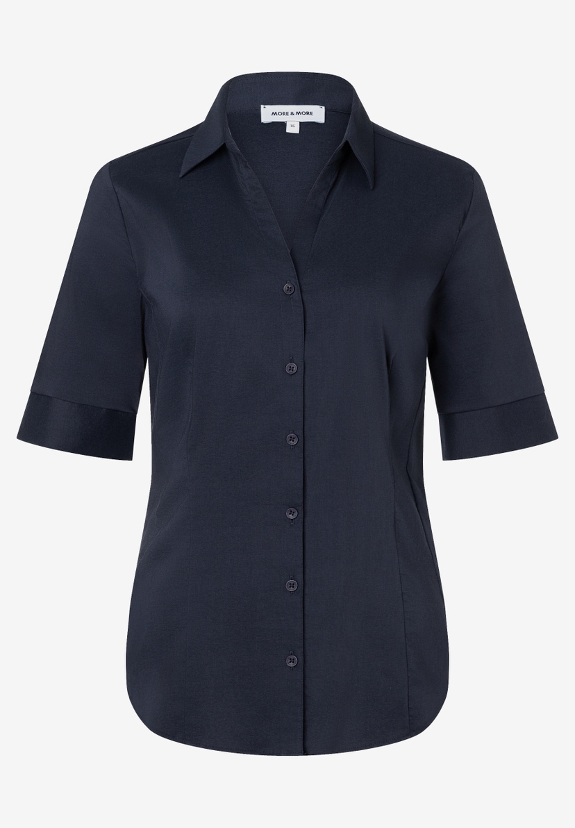 Eine dunkelblaue Bluse von MORE & MORE aus Popeline mit kurzen Ärmeln und durchgehender Knopfleiste. Eine dunkelblaue Bluse von MORE & MORE aus Popeline mit kurzen Ärmeln und durchgehender Knopfleiste.