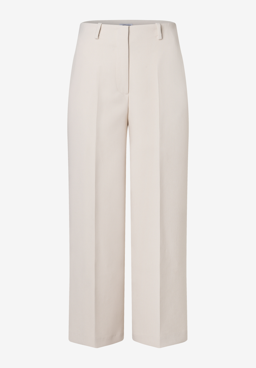 MORE & MORE Jeans: Helle beigefarbene, gerade geschnittene Hose mit Bügelfalte. Perfekt für einen eleganten Look.