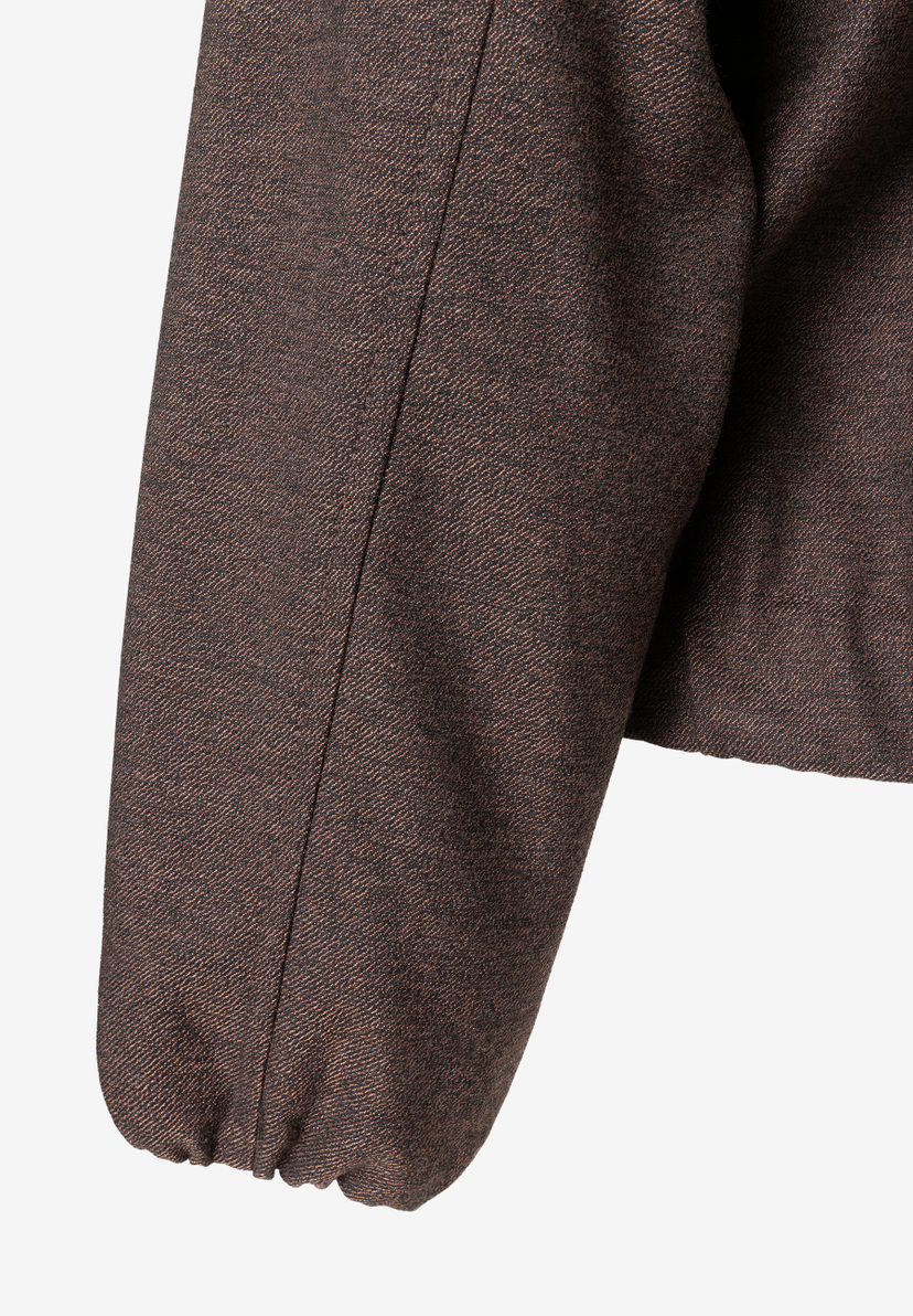 MORE & MORE Damen Blazer, Nahaufnahme der Ärmel mit gerafften Bündchen. Der Blazer ist aus einem braunen Stoff mit Fischgrätmuster gefertigt.
