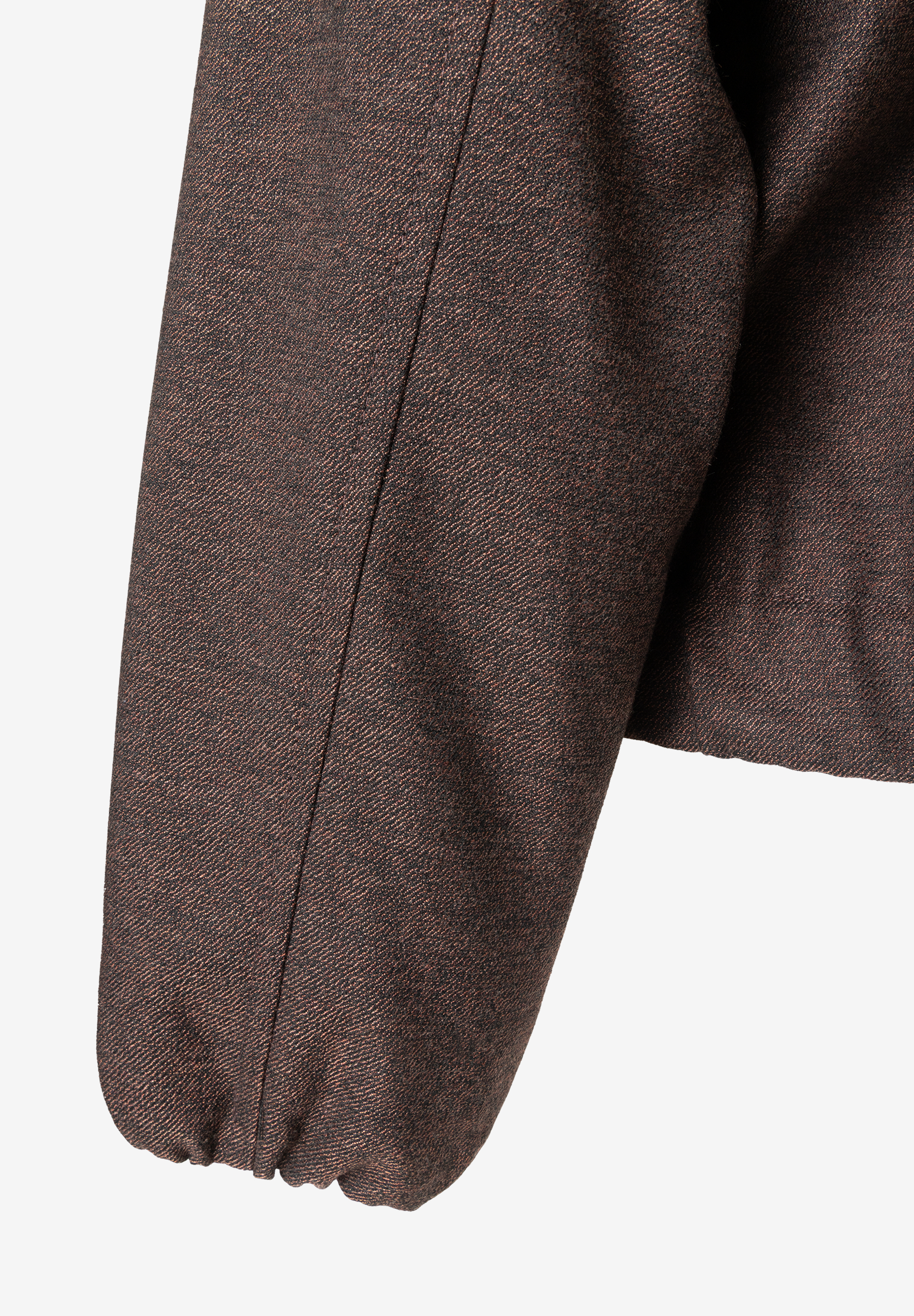 MORE & MORE Damen Blazer, Nahaufnahme der Ärmel mit gerafften Bündchen. Der Blazer ist aus einem braunen Stoff mit Fischgrätmuster gefertigt. MORE & MORE Damen Blazer, Nahaufnahme der Ärmel mit gerafften Bündchen. Der Blazer ist aus einem braunen Stoff mit Fischgrätmuster gefertigt.