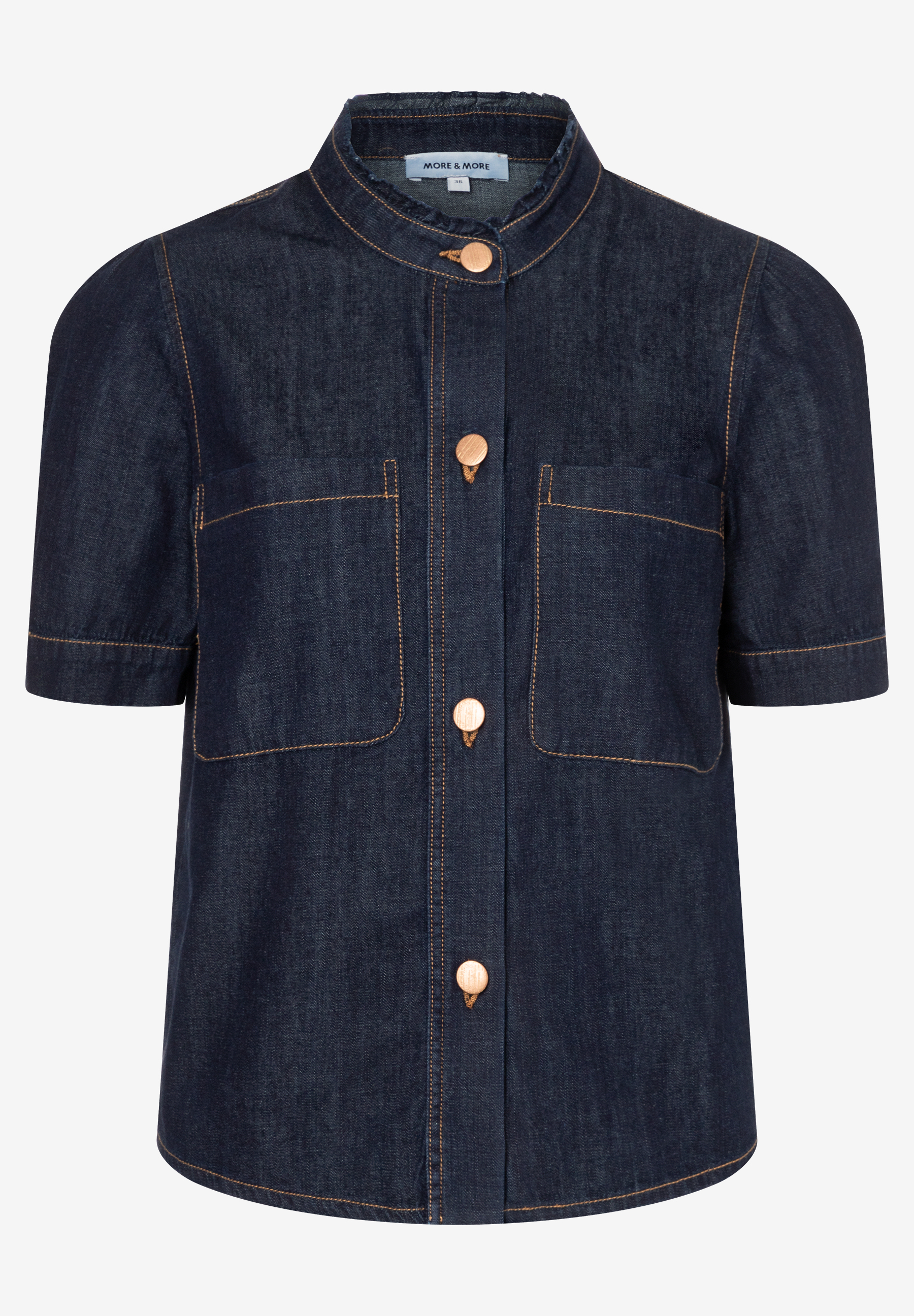 Eine blaue Jeansbluse von MORE & MORE mit kurzen Ärmeln und aufgesetzten Taschen.