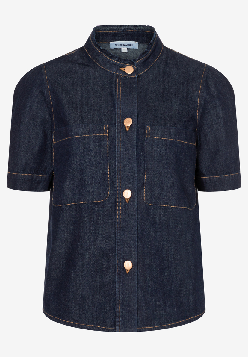 Eine blaue Jeansbluse von MORE & MORE mit kurzen Ärmeln und aufgesetzten Taschen.