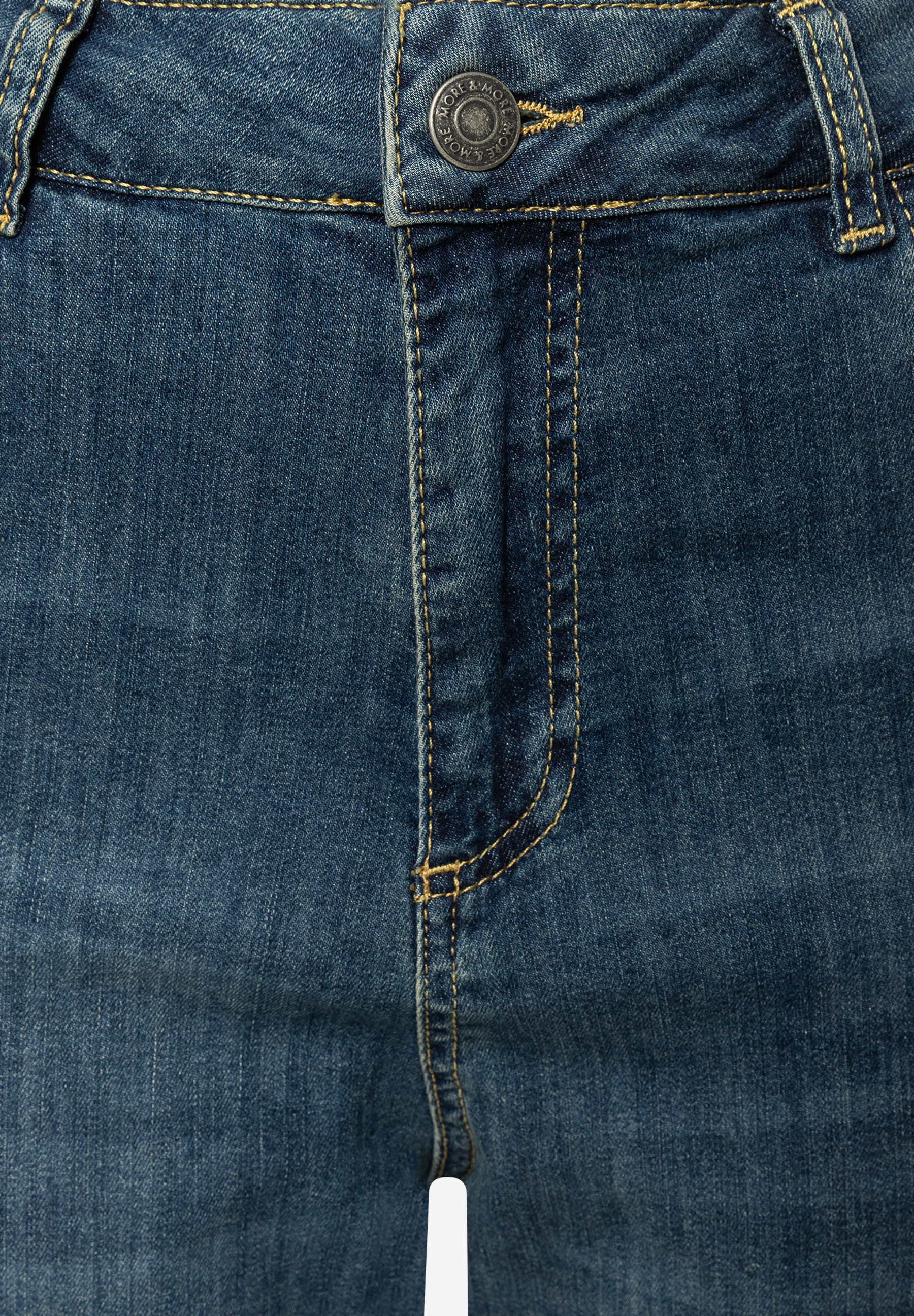 MORE & MORE Jeans: Nahaufnahme einer dunkelblauen Jeans mit goldbraunen Nähten und einem Knopfverschluss.
