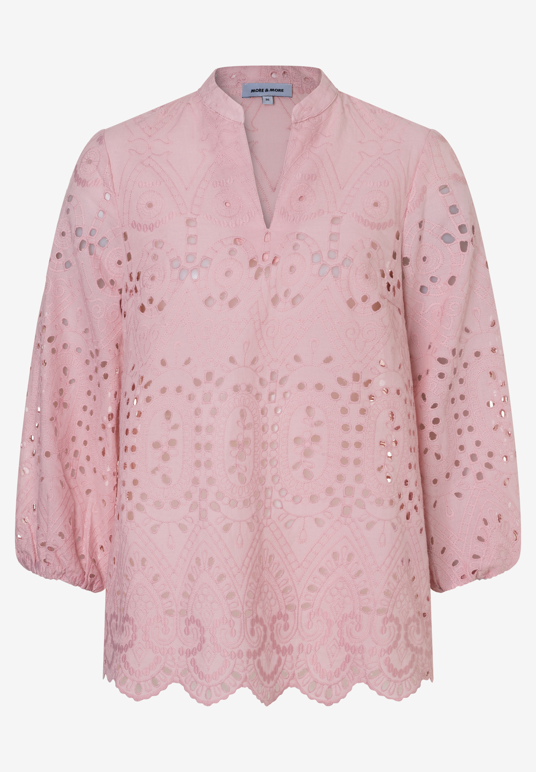 MORE & MORE Bluse: Zartrosa Oberteil aus leichter, transparenter Spitze mit Lochstickerei, V-Ausschnitt und 3/4-Ärmeln. MORE & MORE Bluse: Zartrosa Oberteil aus leichter, transparenter Spitze mit Lochstickerei, V-Ausschnitt und 3/4-Ärmeln.