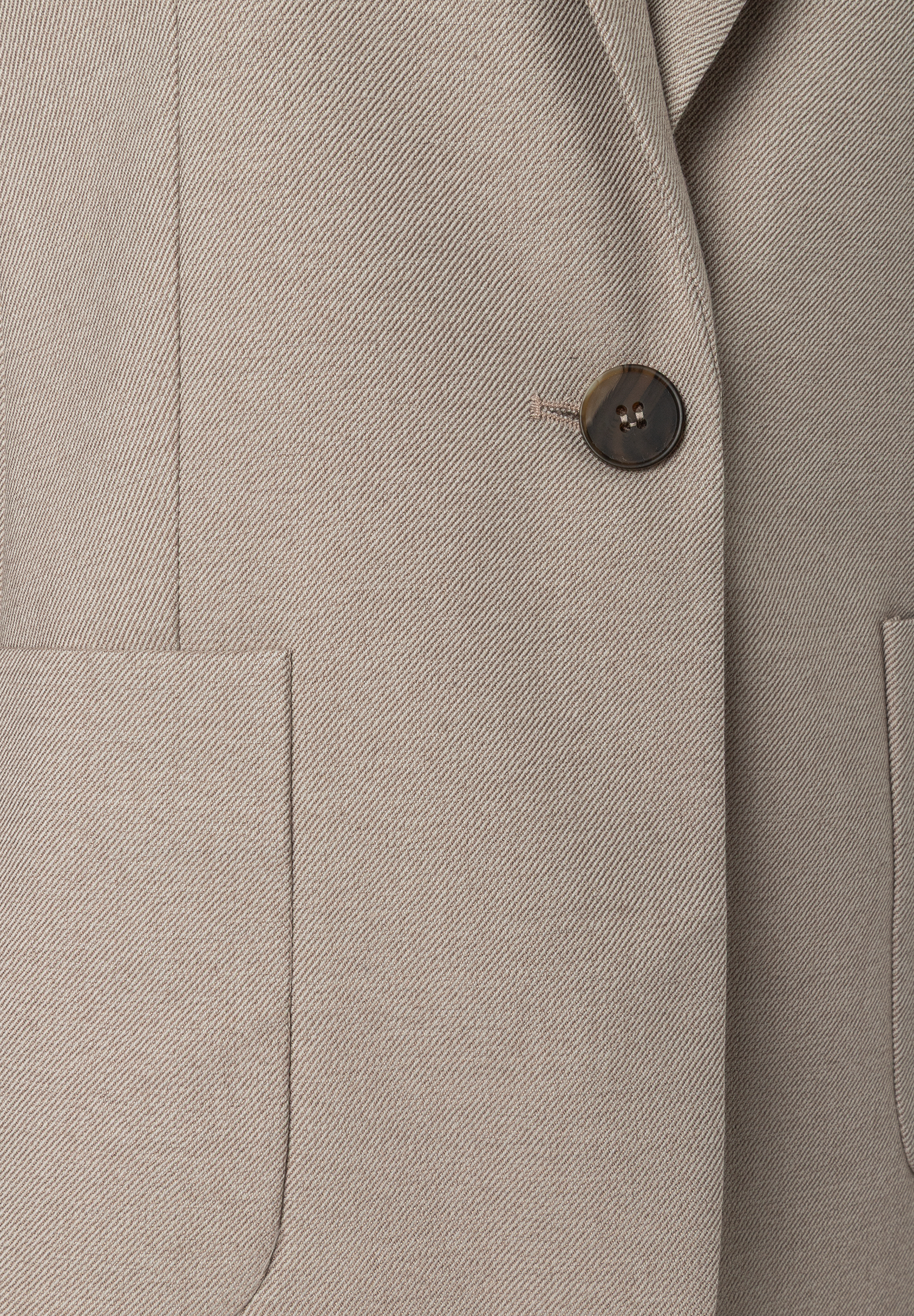 MORE & MORE Blazer: Detailansicht des beige-grauen Stoffs mit diagonalem Webmuster. Ein runder Knopf in Hornoptik schmückt die rechte Brustseite des Blazers. Darunter ist eine aufgesetzte Tasche mit gerundeten Ecken zu sehen. MORE & MORE Blazer: Detailansicht des beige-grauen Stoffs mit diagonalem Webmuster. Ein runder Knopf in Hornoptik schmückt die rechte Brustseite des Blazers. Darunter ist eine aufgesetzte Tasche mit gerundeten Ecken zu sehen.