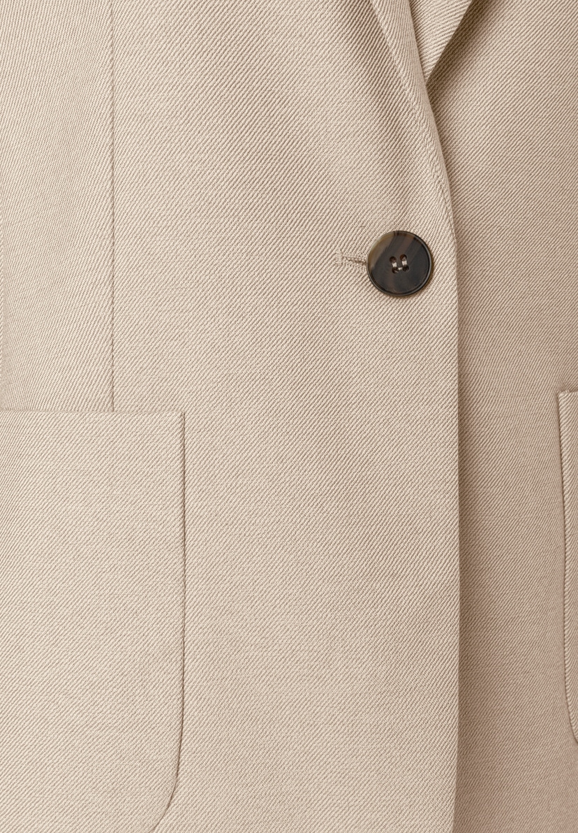MORE & MORE Blazer in Beige mit Knopfverschluss und zwei aufgesetzten Taschen, Detailansicht MORE & MORE Blazer in Beige mit Knopfverschluss und zwei aufgesetzten Taschen, Detailansicht
