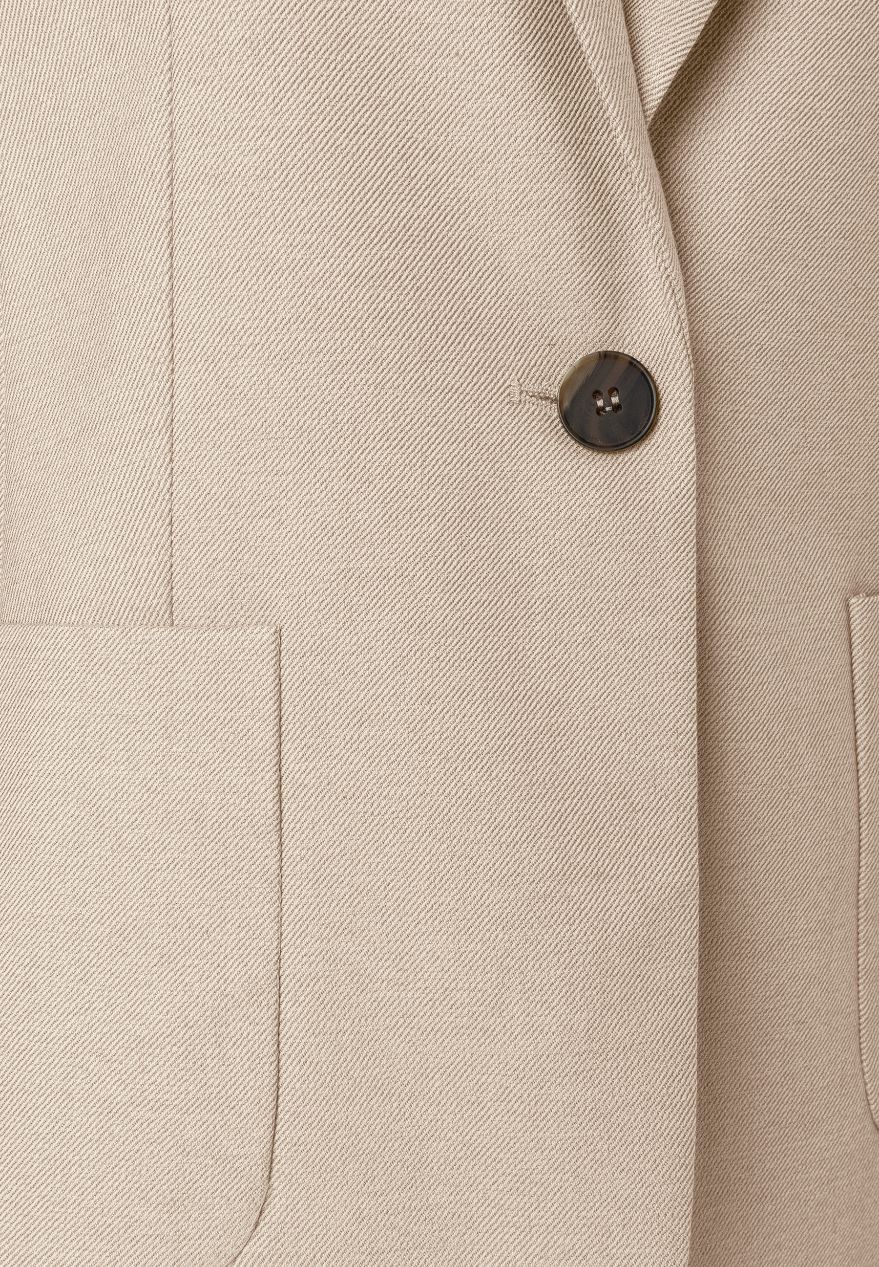MORE & MORE Blazer in Beige mit Knopfverschluss und zwei aufgesetzten Taschen, Detailansicht MORE & MORE Blazer in Beige mit Knopfverschluss und zwei aufgesetzten Taschen, Detailansicht