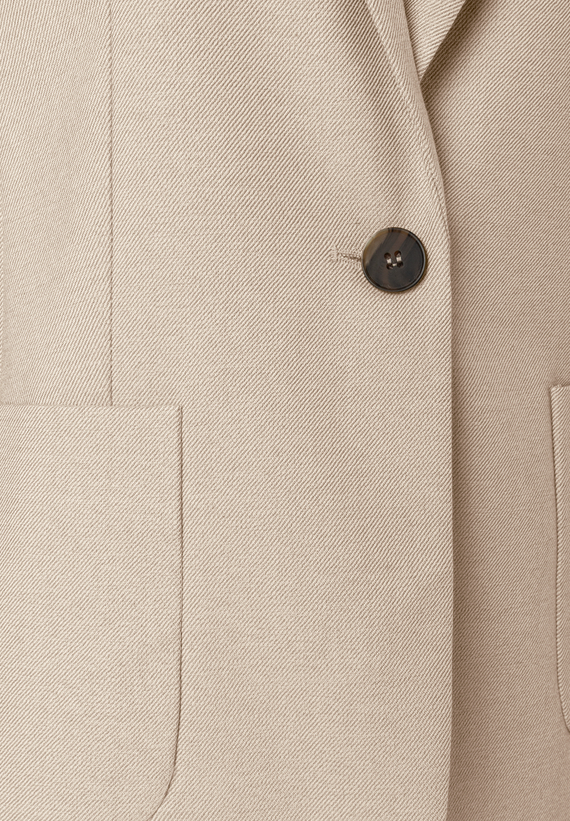 MORE & MORE Blazer in Beige mit Knopfverschluss und zwei aufgesetzten Taschen, Detailansicht MORE & MORE Blazer in Beige mit Knopfverschluss und zwei aufgesetzten Taschen, Detailansicht