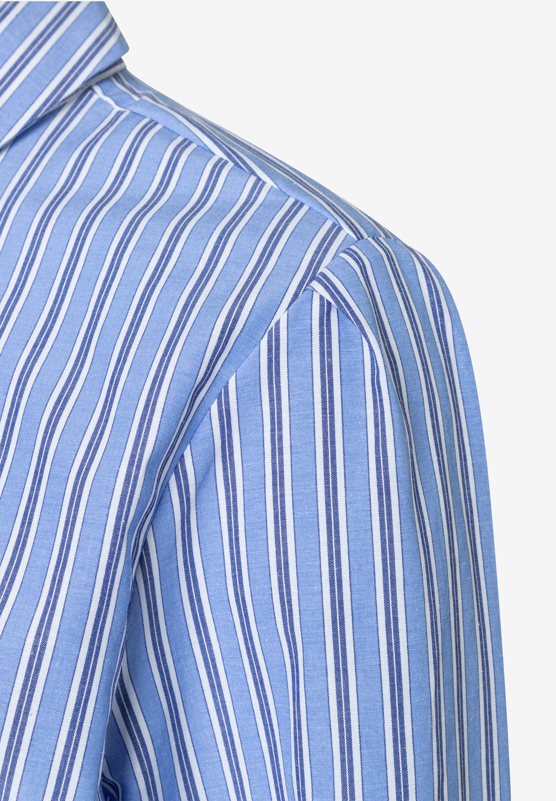 Nahaufnahme einer blau-weiß gestreiften Bluse von MORE & MORE aus Popeline mit angenehmem, elastischem Tragekomfort. Nahaufnahme einer blau-weiß gestreiften Bluse von MORE & MORE aus Popeline mit angenehmem, elastischem Tragekomfort.