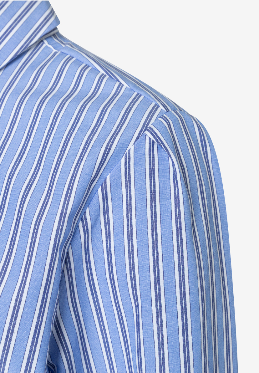 Nahaufnahme einer blau-weiß gestreiften Bluse von MORE & MORE aus Popeline mit angenehmem, elastischem Tragekomfort. Nahaufnahme einer blau-weiß gestreiften Bluse von MORE & MORE aus Popeline mit angenehmem, elastischem Tragekomfort.