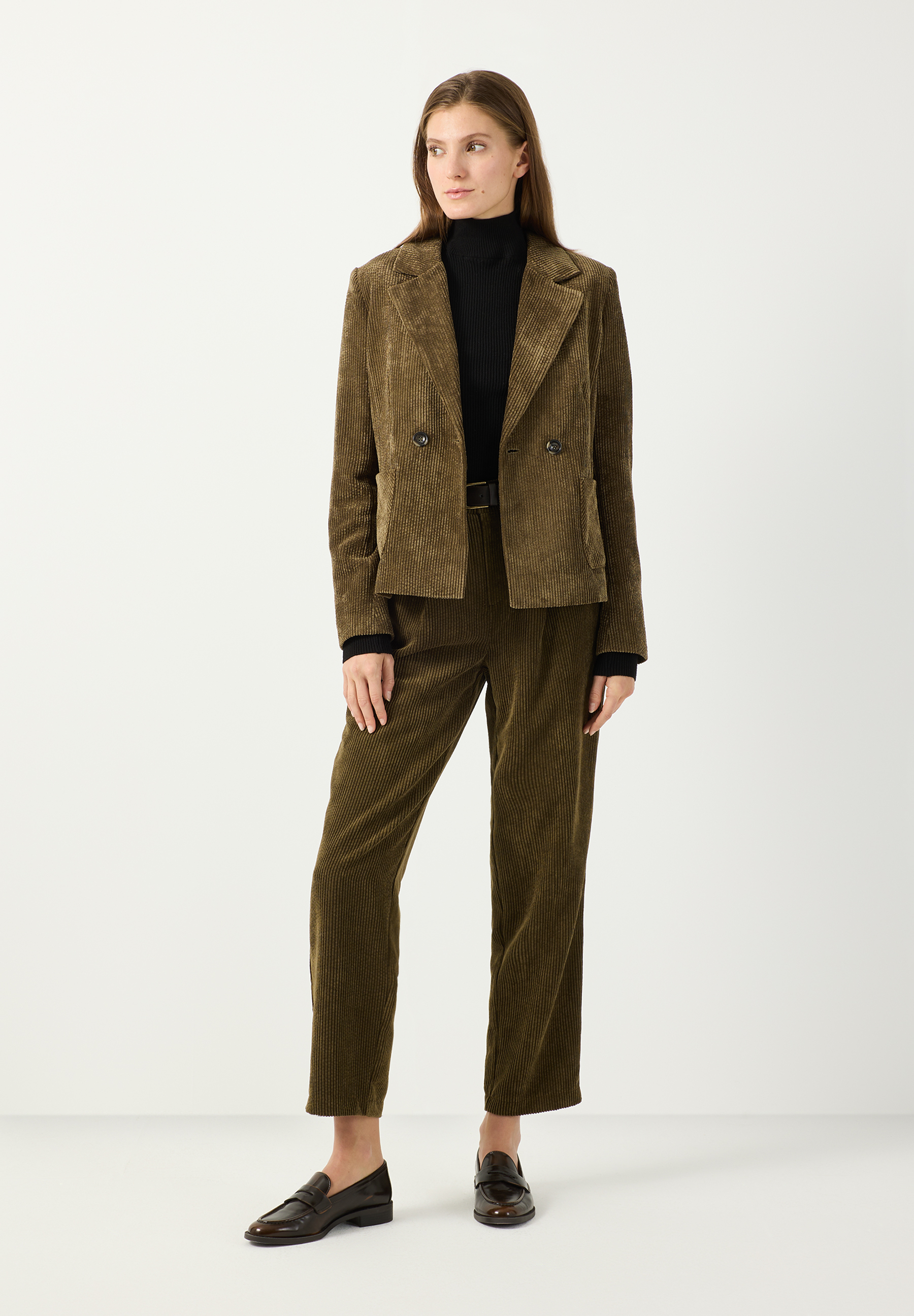 MORE & MORE Hose: Eine junge Frau trägt eine khakifarbene Cordhose und eine passende khakifarbene Cordjacke.