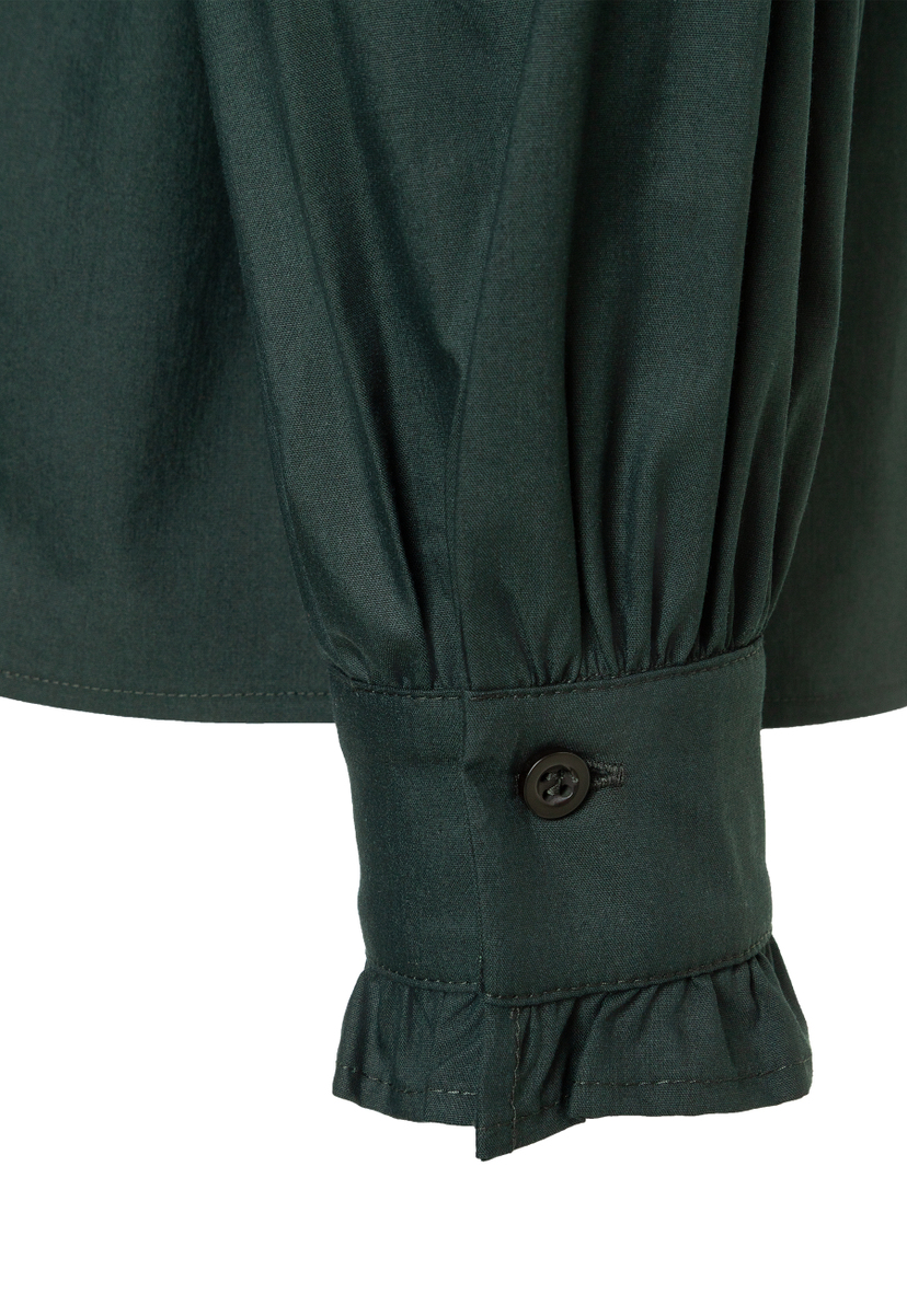 MORE & MORE Damen-Bluse: Detailansicht des Ärmelendes mit gerafftem Bund und Knopf in Dunkelgrün. MORE & MORE Damen-Bluse: Detailansicht des Ärmelendes mit gerafftem Bund und Knopf in Dunkelgrün.