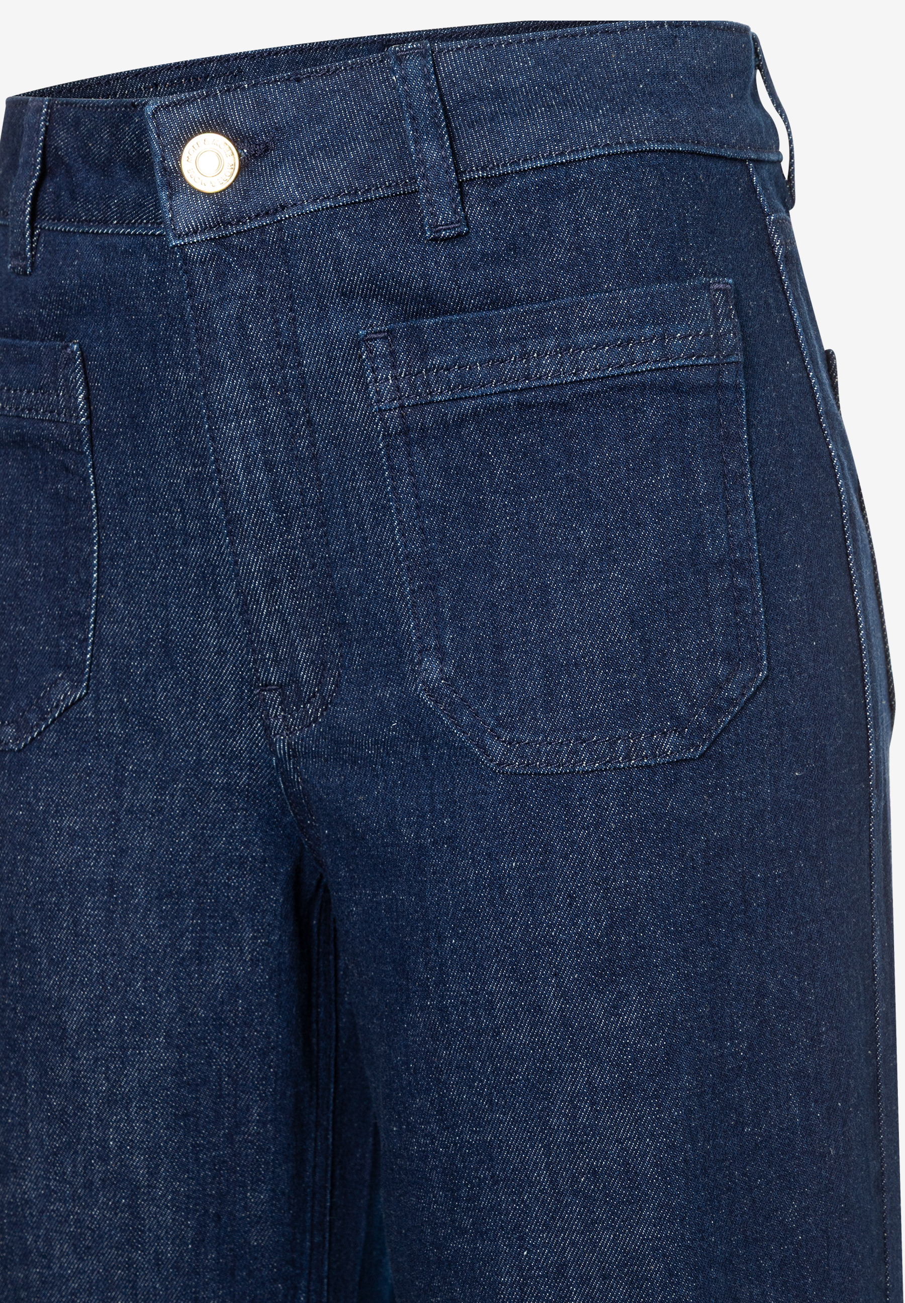 Nahaufnahme einer MORE & MORE Jeanshose mit einer aufgesetzten Tasche. Nahaufnahme einer MORE & MORE Jeanshose mit einer aufgesetzten Tasche.