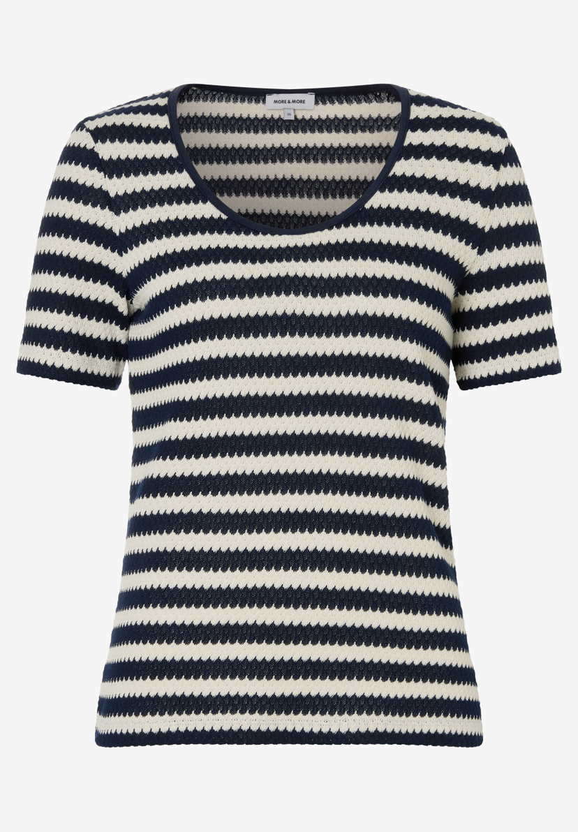 Ein gestreiftes MORE & MORE T-Shirt/Top mit kurzen Ärmeln in Marineblau und Weiß.