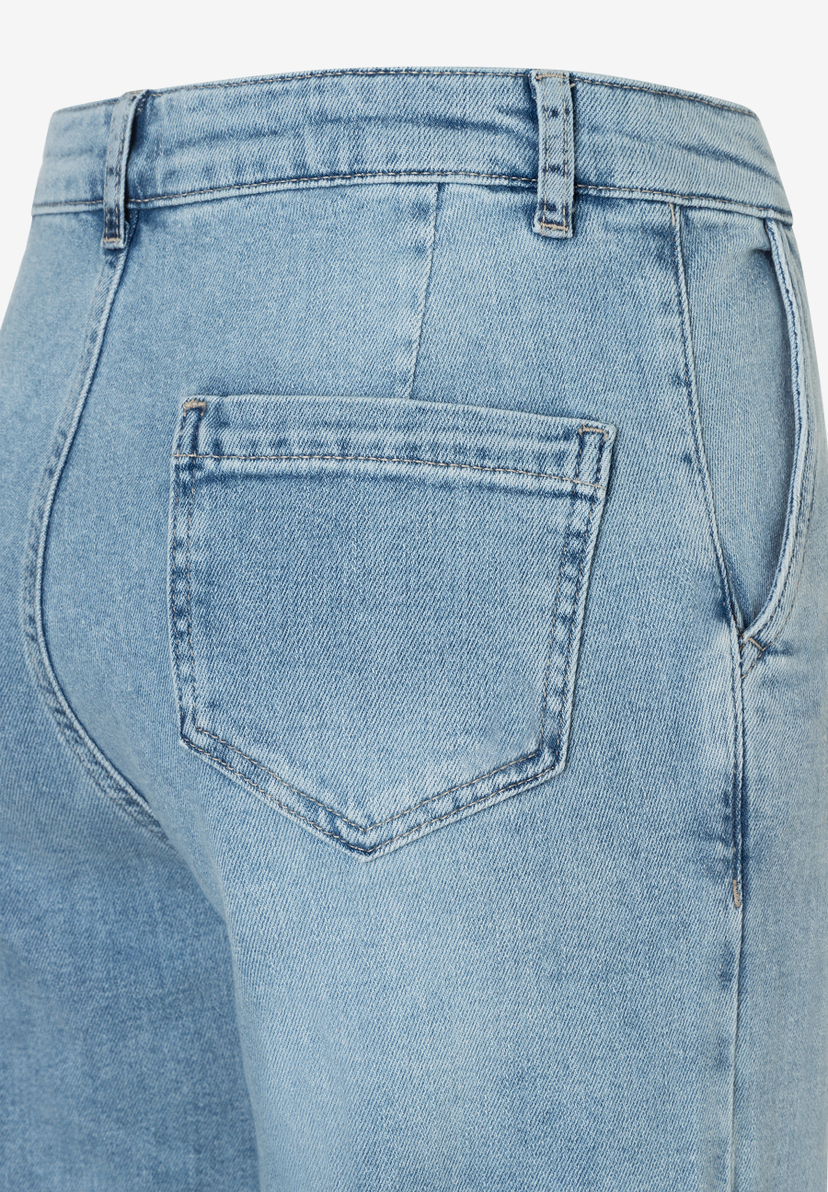 Nahaufnahme der Denim-Hose von MORE & MORE mit Gesäßtasche. Nahaufnahme der Denim-Hose von MORE & MORE mit Gesäßtasche.