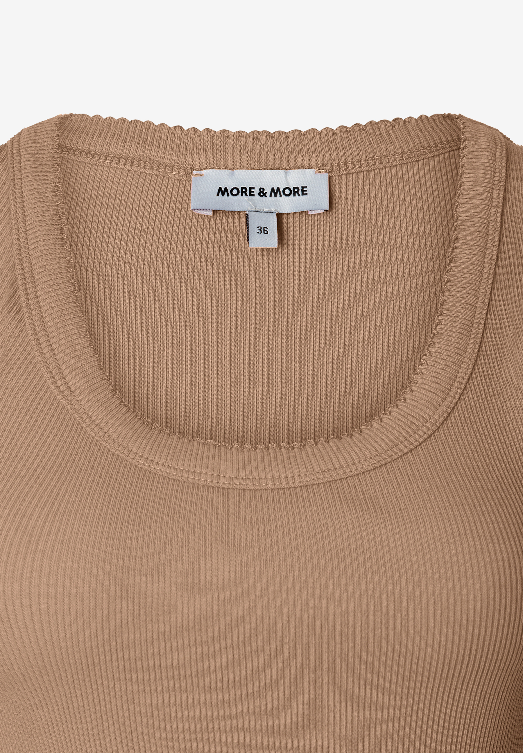 Nahaufnahme eines gerippten MORE & MORE Tops in Beige mit Markenetikett und Größenangabe. Nahaufnahme eines gerippten MORE & MORE Tops in Beige mit Markenetikett und Größenangabe.