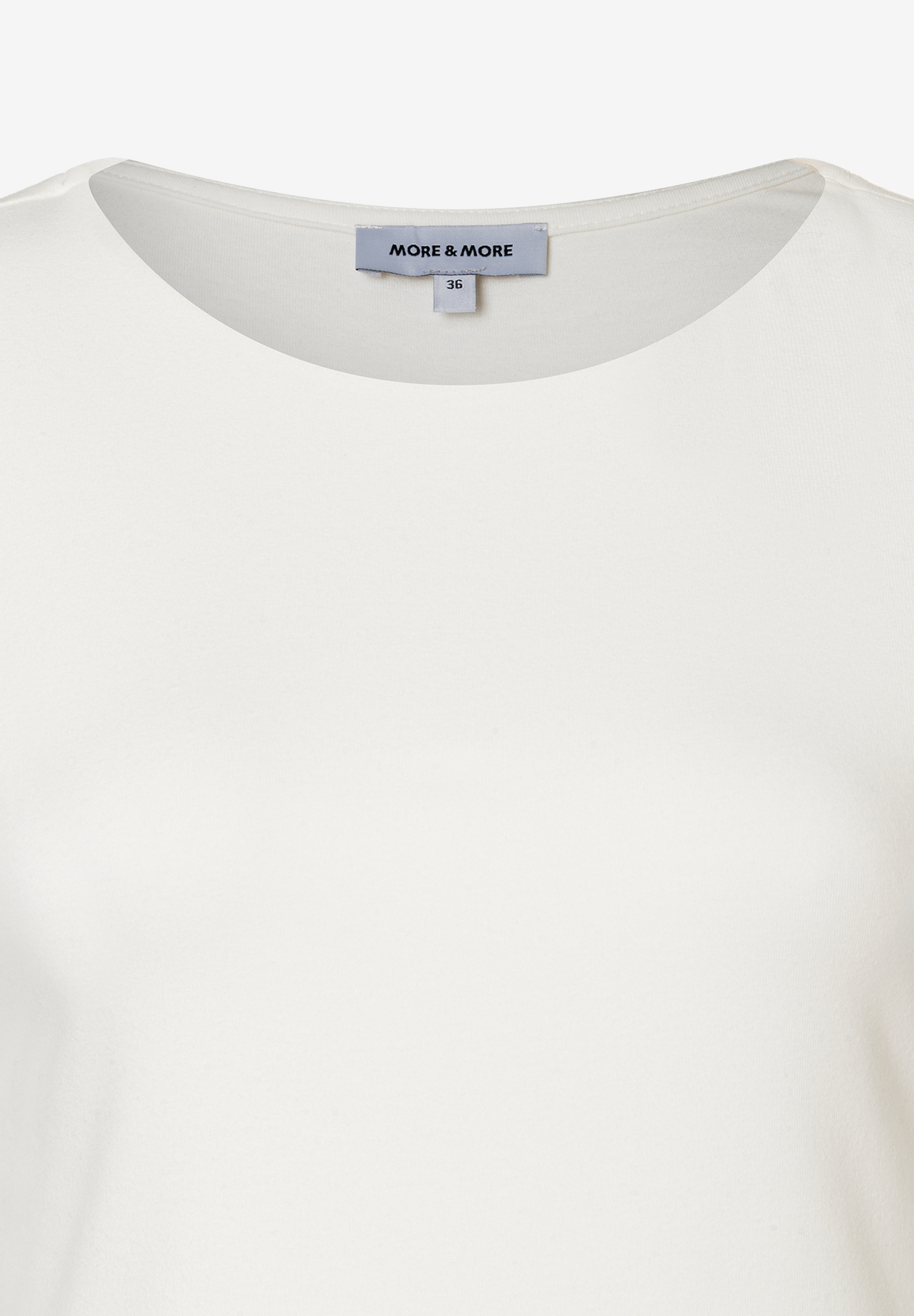 Nahaufnahme von MORE & MORE Oberteil aus Jersey mit Größenetikett. Nahaufnahme von MORE & MORE Oberteil aus Jersey mit Größenetikett.