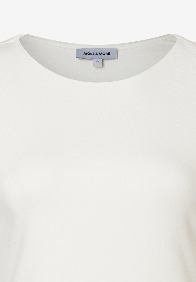 Nahaufnahme von MORE & MORE Oberteil aus Jersey mit Größenetikett. Nahaufnahme von MORE & MORE Oberteil aus Jersey mit Größenetikett.