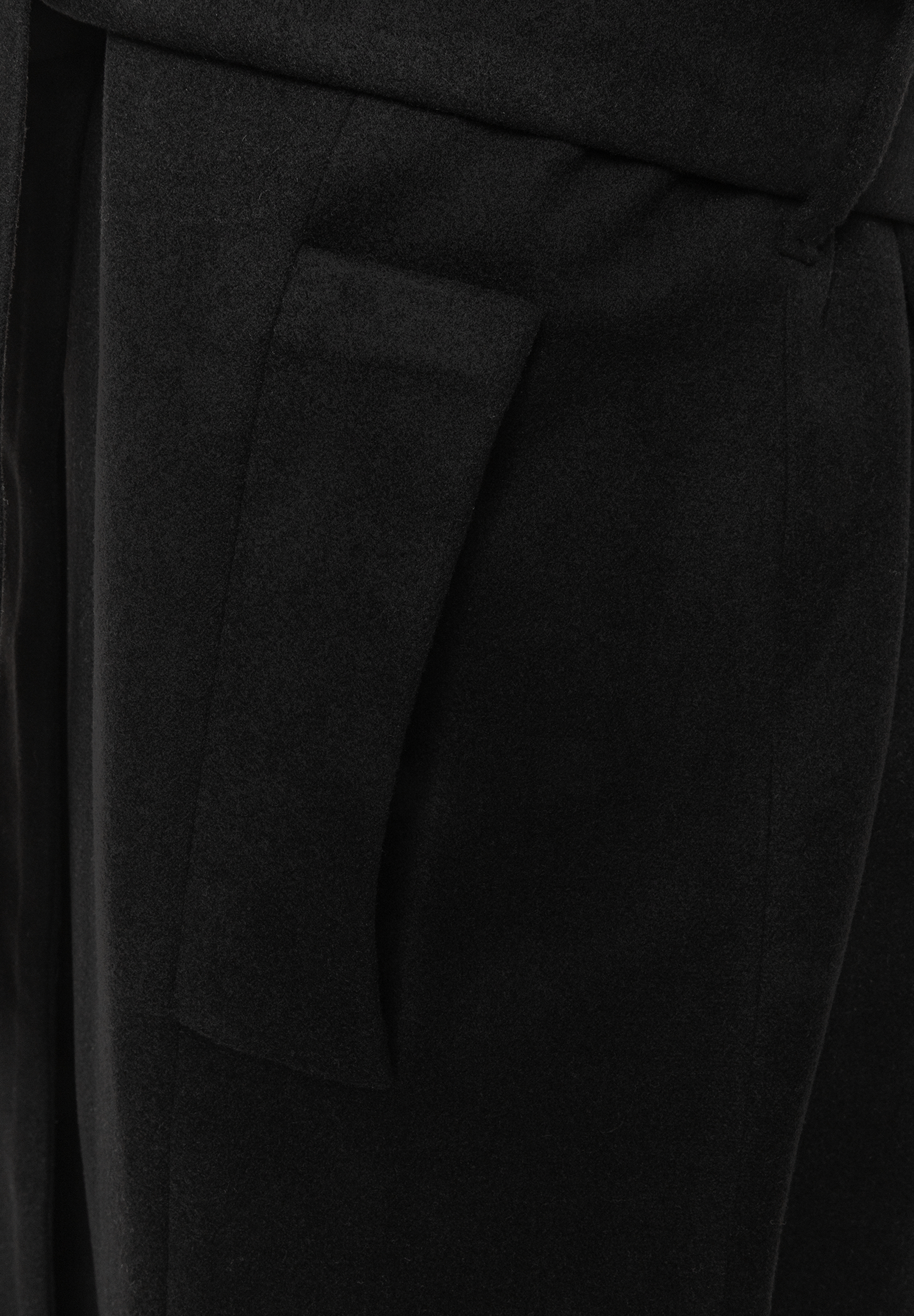 MORE & MORE schwarzer Mantel oder Jacke, Detail einer aufgesetzten Tasche mit Klappe. Der Stoff ist weich, die Nähte fein.