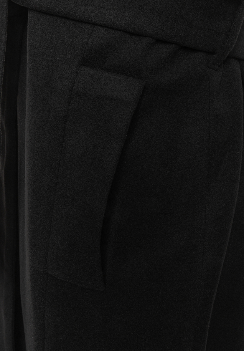 MORE & MORE schwarzer Mantel oder Jacke, Detail einer aufgesetzten Tasche mit Klappe. Der Stoff ist weich, die Nähte fein.