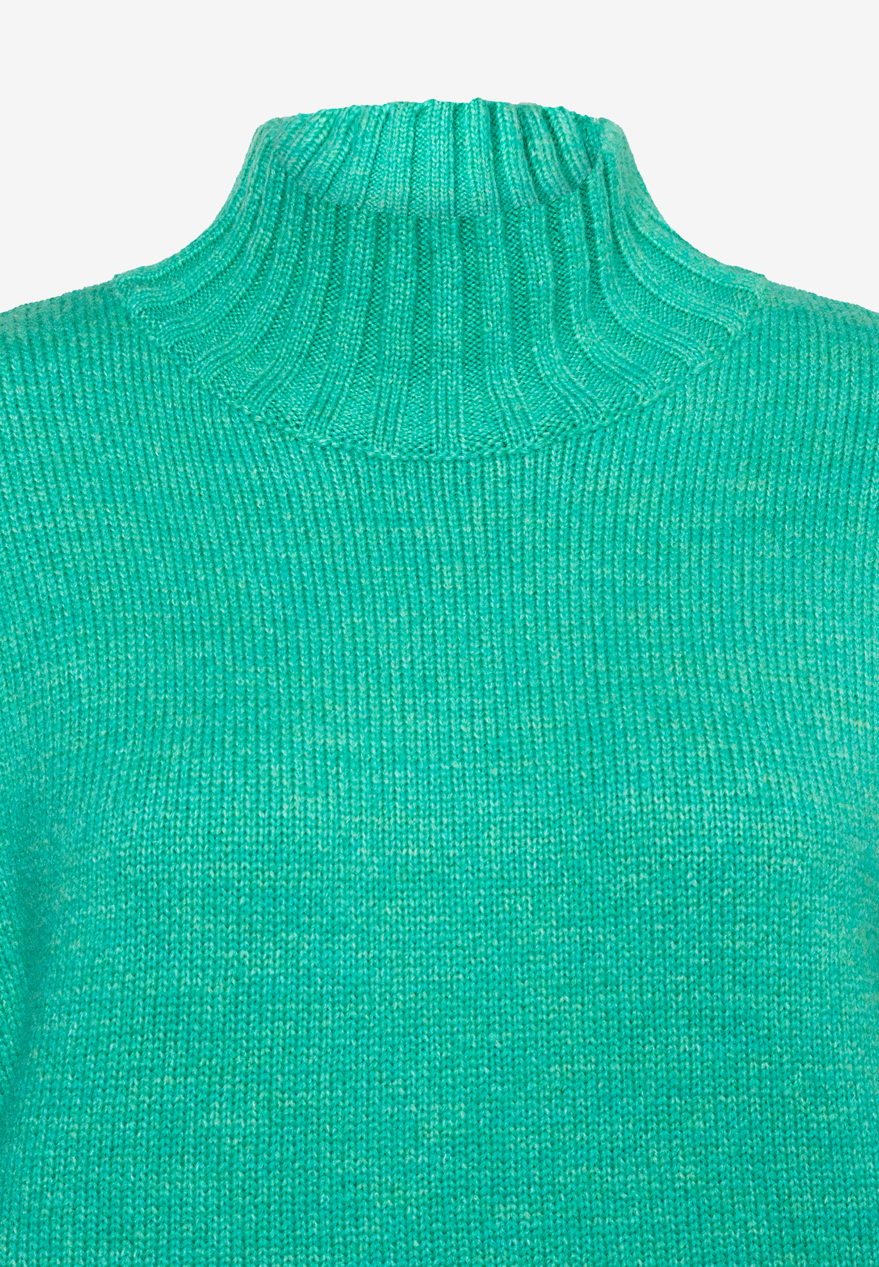 Nahaufnahme eines türkisfarbenen Strick-Pullovers von MORE & MORE mit Rollkragen. Nahaufnahme eines türkisfarbenen Strick-Pullovers von MORE & MORE mit Rollkragen.