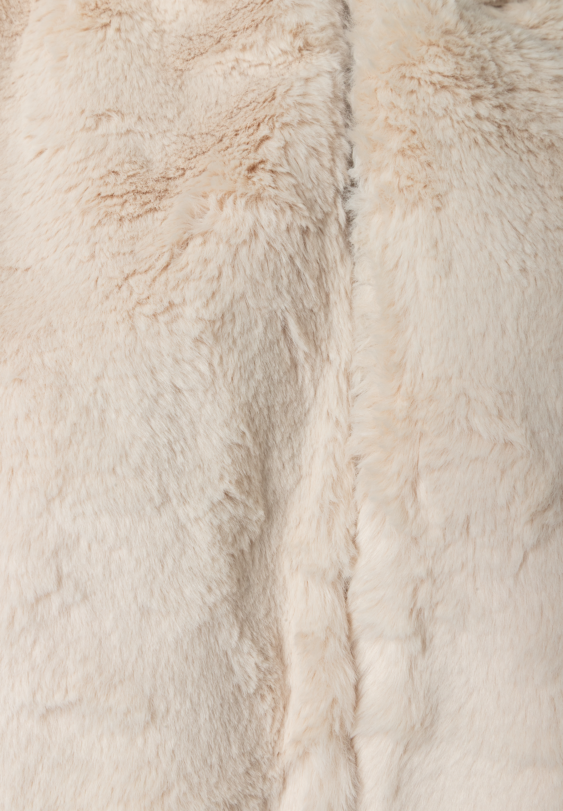 MORE & MORE Jacke aus hellbeigem, flauschigem Fake Fur. Die flauschige Textur der Jacke ist deutlich sichtbar.