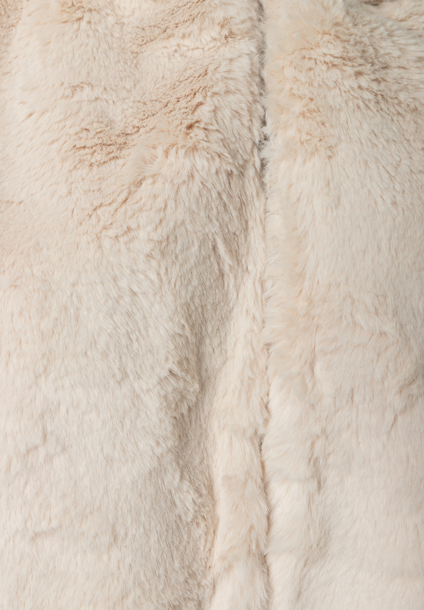 MORE & MORE Jacke aus hellbeigem, flauschigem Fake Fur. Die flauschige Textur der Jacke ist deutlich sichtbar.