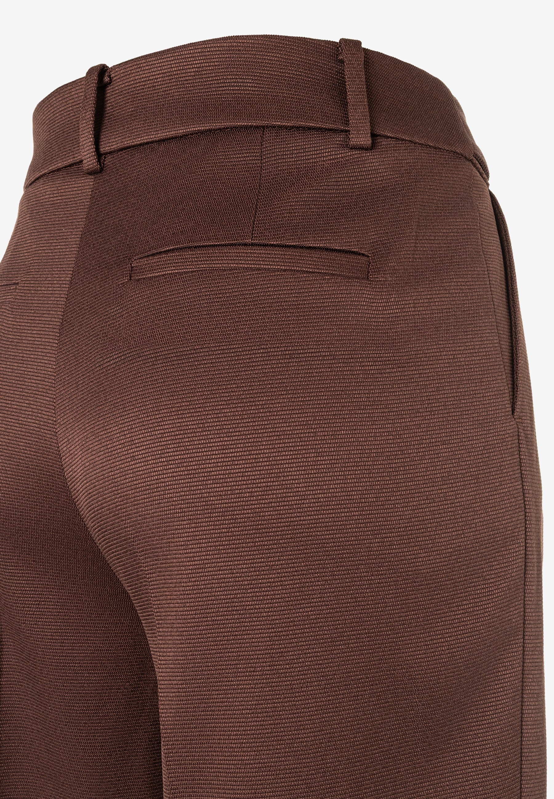MORE & MORE Damen-Jeans aus brauner Webware, Detailansicht von hinten, mit elastischem Bund & Paspeltaschen. MORE & MORE Damen-Jeans aus brauner Webware, Detailansicht von hinten, mit elastischem Bund & Paspeltaschen.