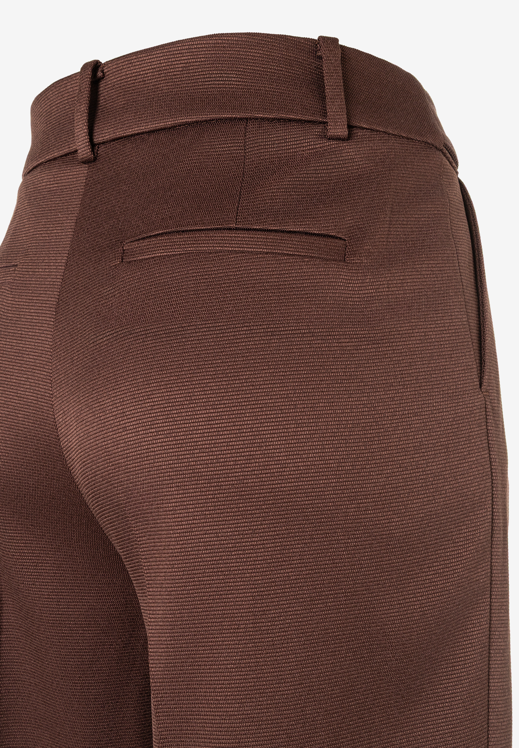 MORE & MORE Damen-Jeans aus brauner Webware, Detailansicht von hinten, mit elastischem Bund & Paspeltaschen. MORE & MORE Damen-Jeans aus brauner Webware, Detailansicht von hinten, mit elastischem Bund & Paspeltaschen.