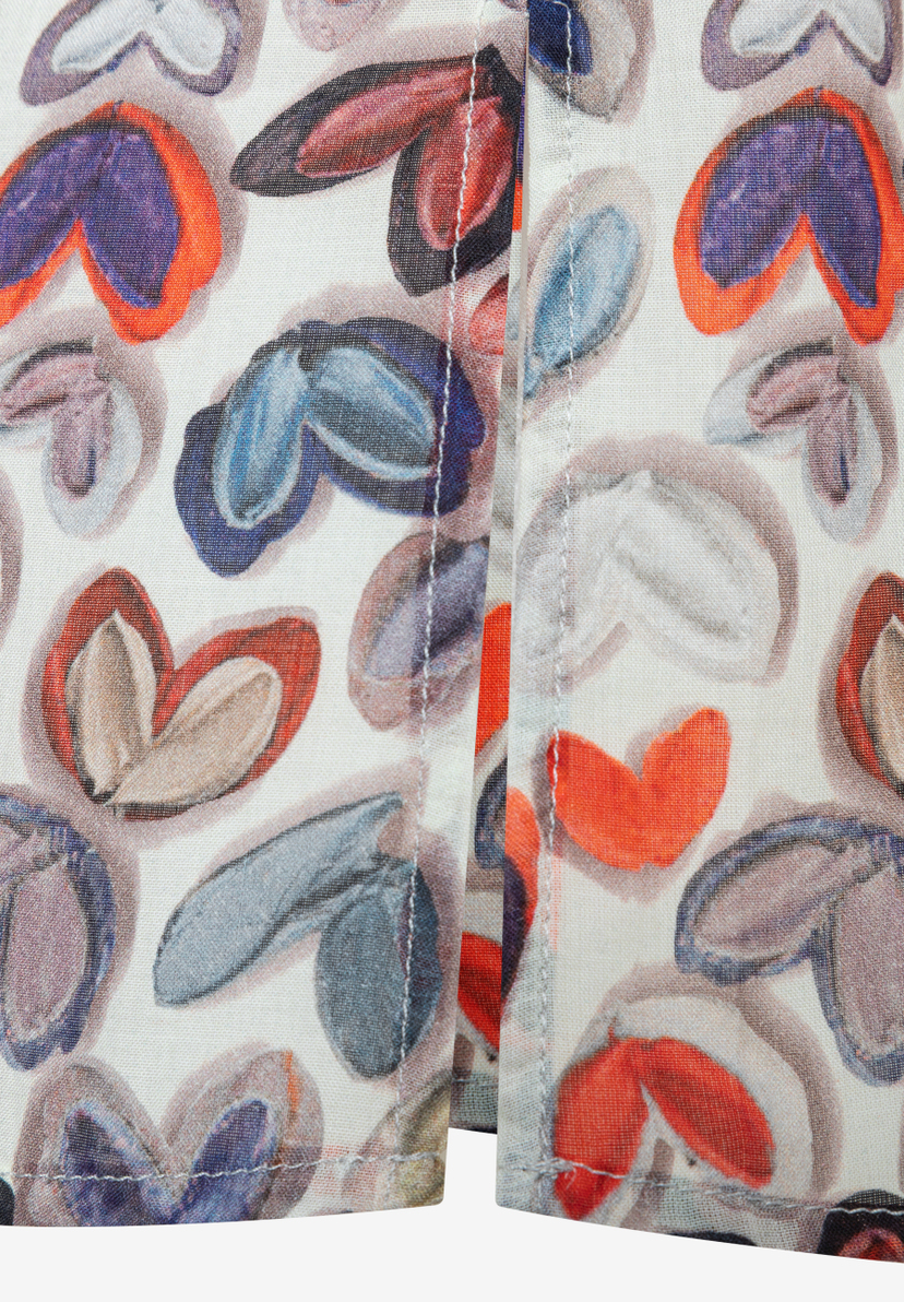 Detailansicht einer MORE & MORE Bluse mit abstraktem, buntem Muster. Die Nähte sind sauber verarbeitet. Detailansicht einer MORE & MORE Bluse mit abstraktem, buntem Muster. Die Nähte sind sauber verarbeitet.